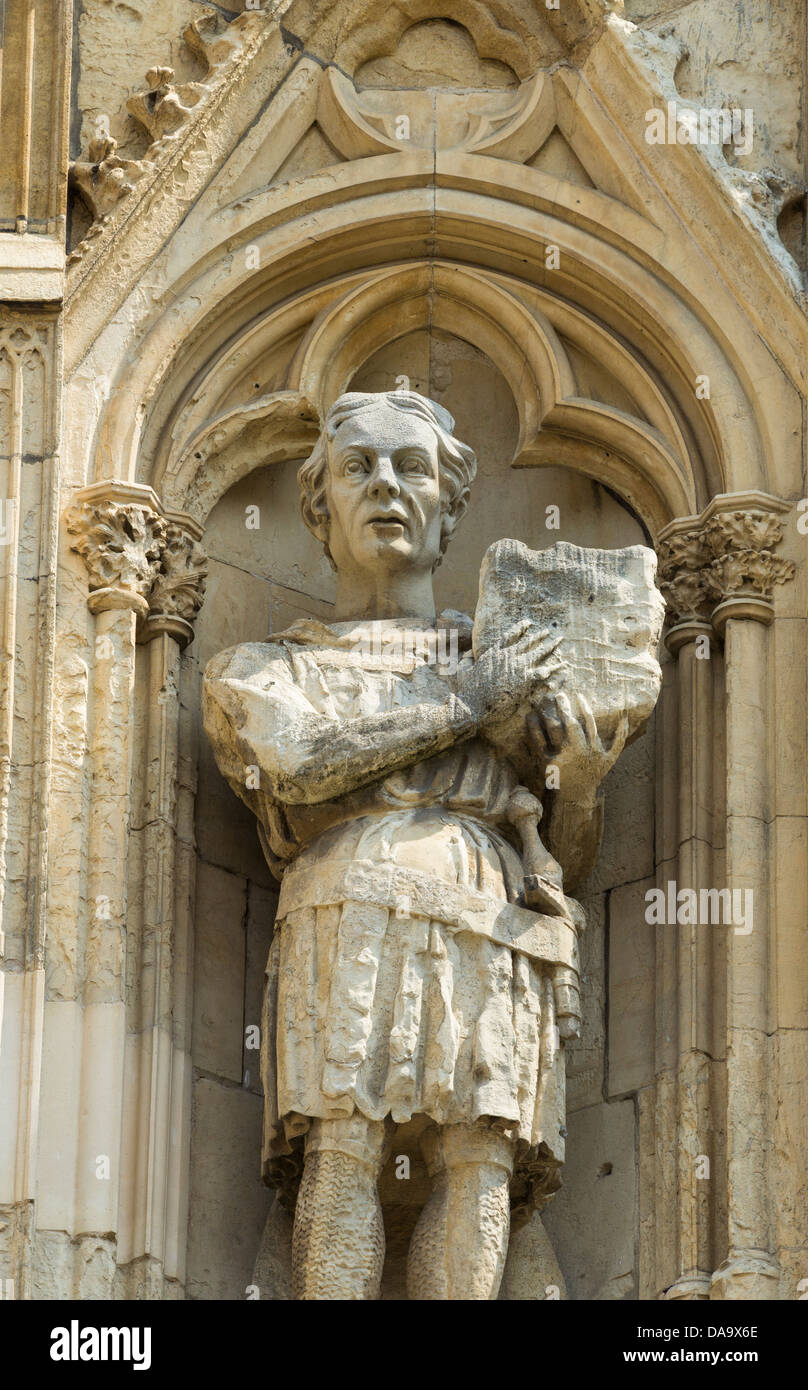 Scultura in pietra sopra ingresso ovest su York Minster cathedral, York, nello Yorkshire, Inghilterra, Regno Unito Foto Stock