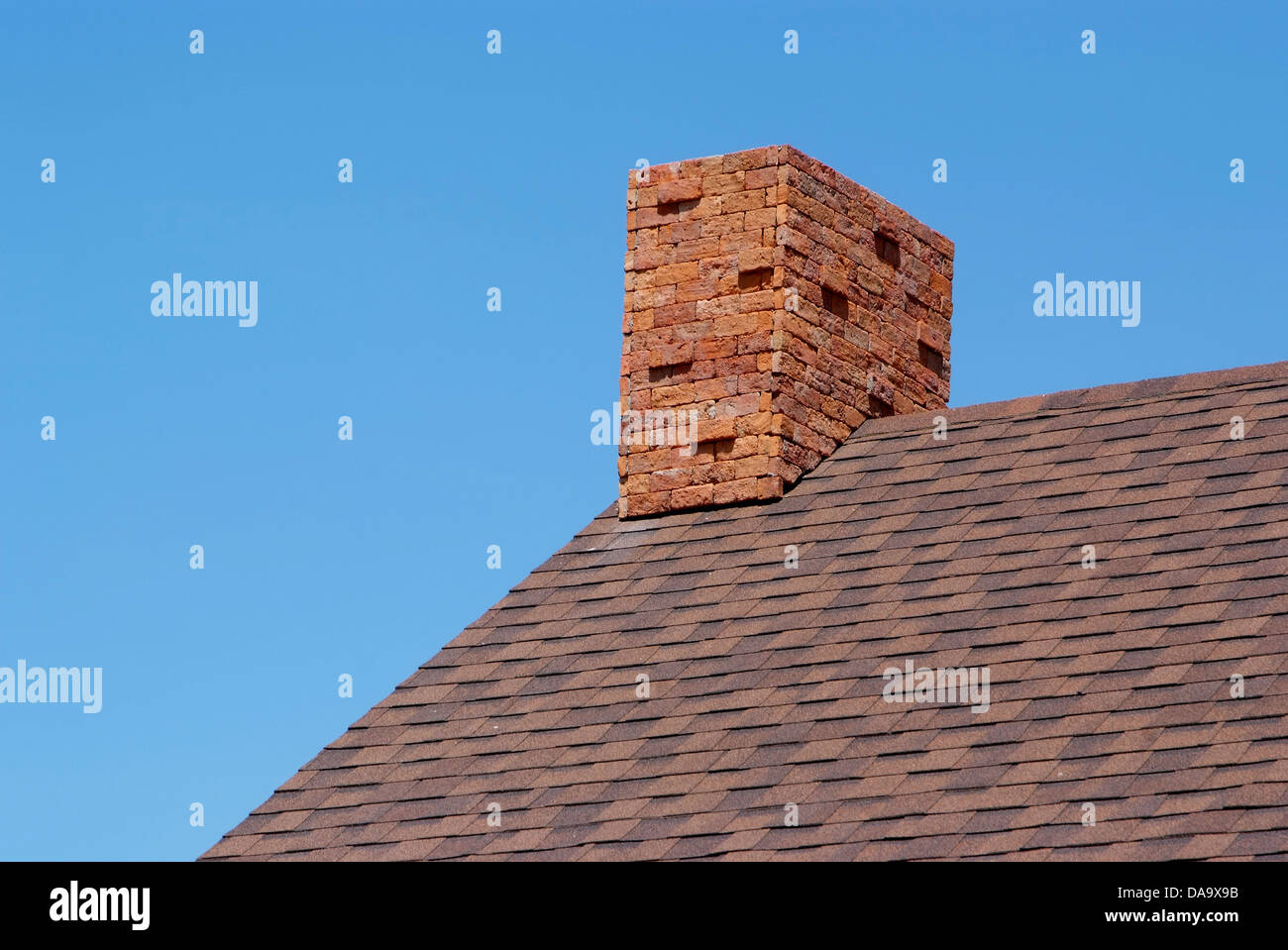 Close up ciminiera in mattoni sul tetto e cielo blu Foto Stock