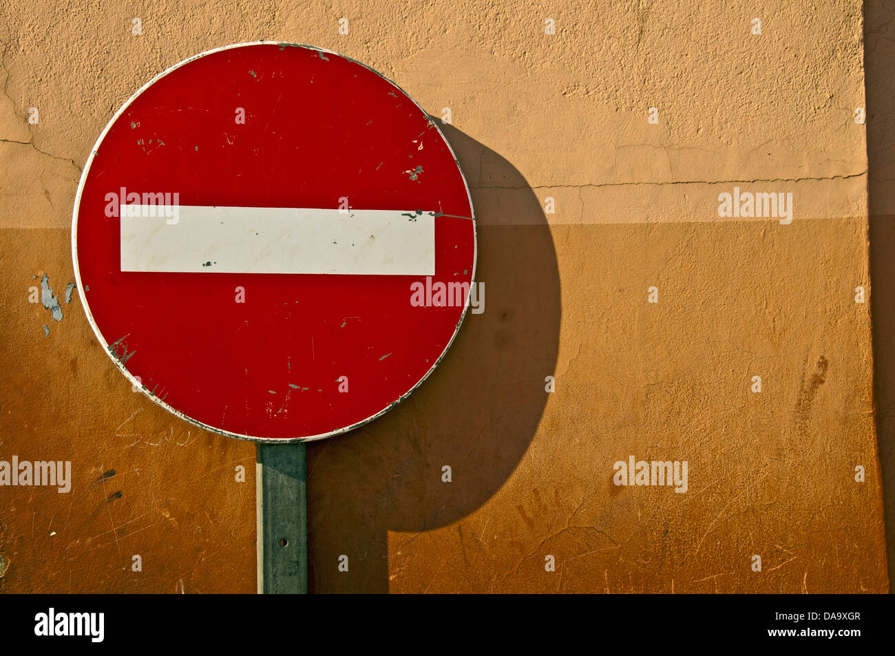 Africa, Nord Africa, Marocco, vietato, cartello stradale, rosso, a parete Foto Stock