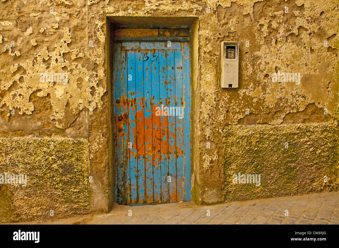 Africa, Nord Africa, Città Vecchia, uno sportello anteriore, Essaouira, legno, Marocco, Medina, contatore di energia elettrica, edilizia residenziale, a parete Foto Stock