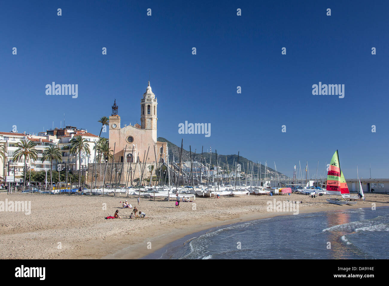 Spagna, Europa, Catalonia, architettura, Barcellona, spiaggia, barca, chiesa, famoso, Mediterraneo, vela, Sitges, skyline, turistico Foto Stock