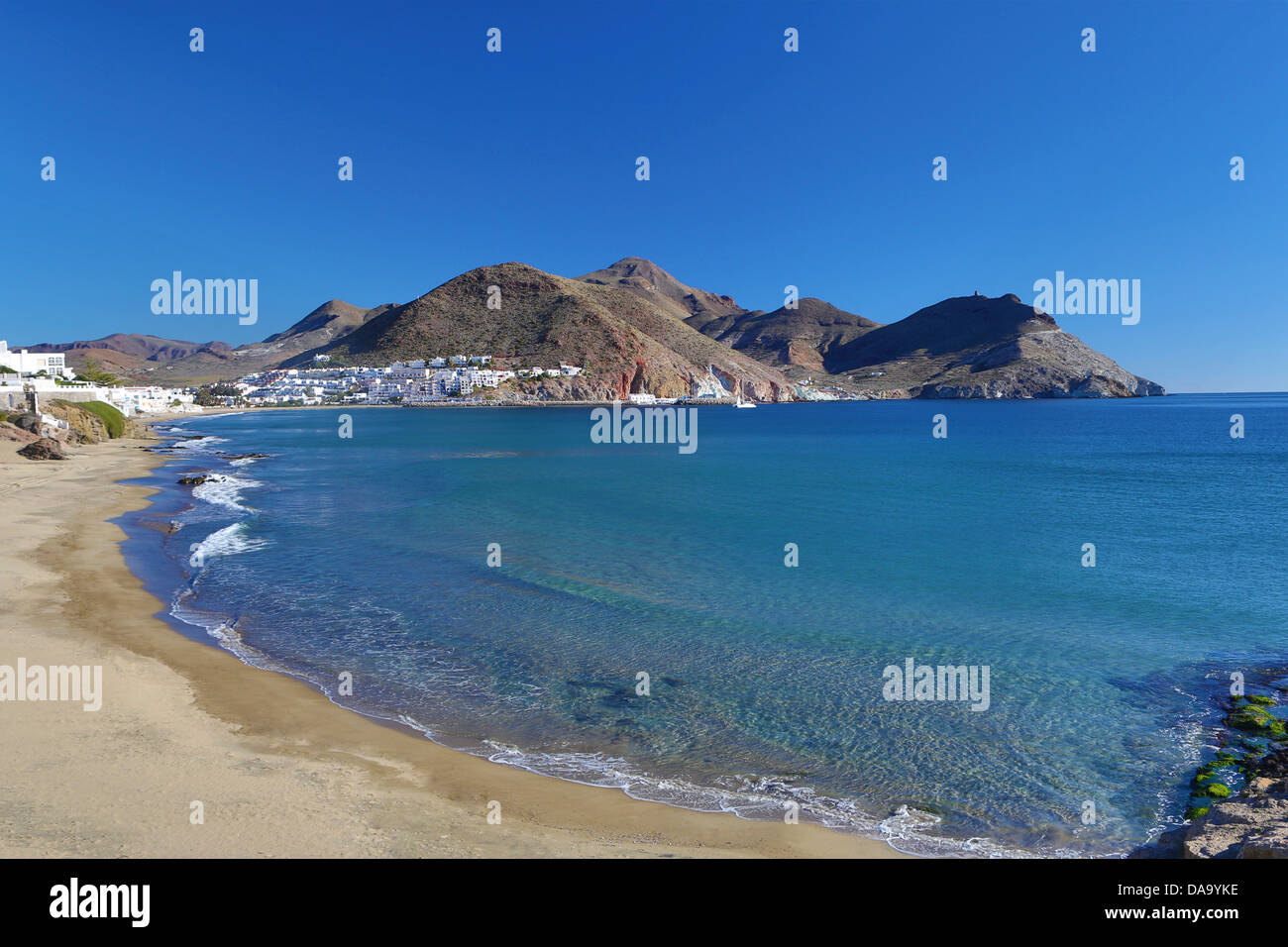 Almeria, Spagna, Europa, Andalusia, spiaggia, blu, costa, paesaggio, Mediterraneo, pueblo, turistica, viaggi, villaggio, bianco Foto Stock