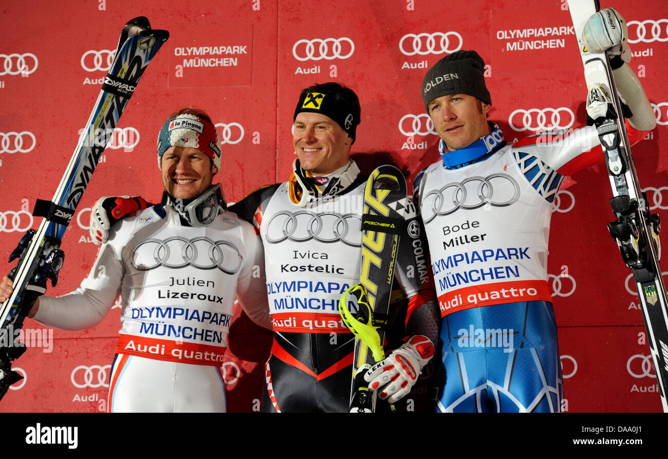 Die Skirennläufer, der Franzose Julien Lizeroux (l-r), der Kroate Ivica Kostelic und der US-Amerikaner Bode Miller jubeln am Sonntag (02.01.2011) in München (Alta Baviera) bei FIS Welt Cup im Olympiapark bei der Siegerehrung. Bei einem Parallel-Slalom auf dem Olympiaberg kämpfen 16 Männer und 16 Damen um Weltcup-Punkte und insgesamt rund 160.000 Euro Preisgeld. Kostelic belegte den e Foto Stock