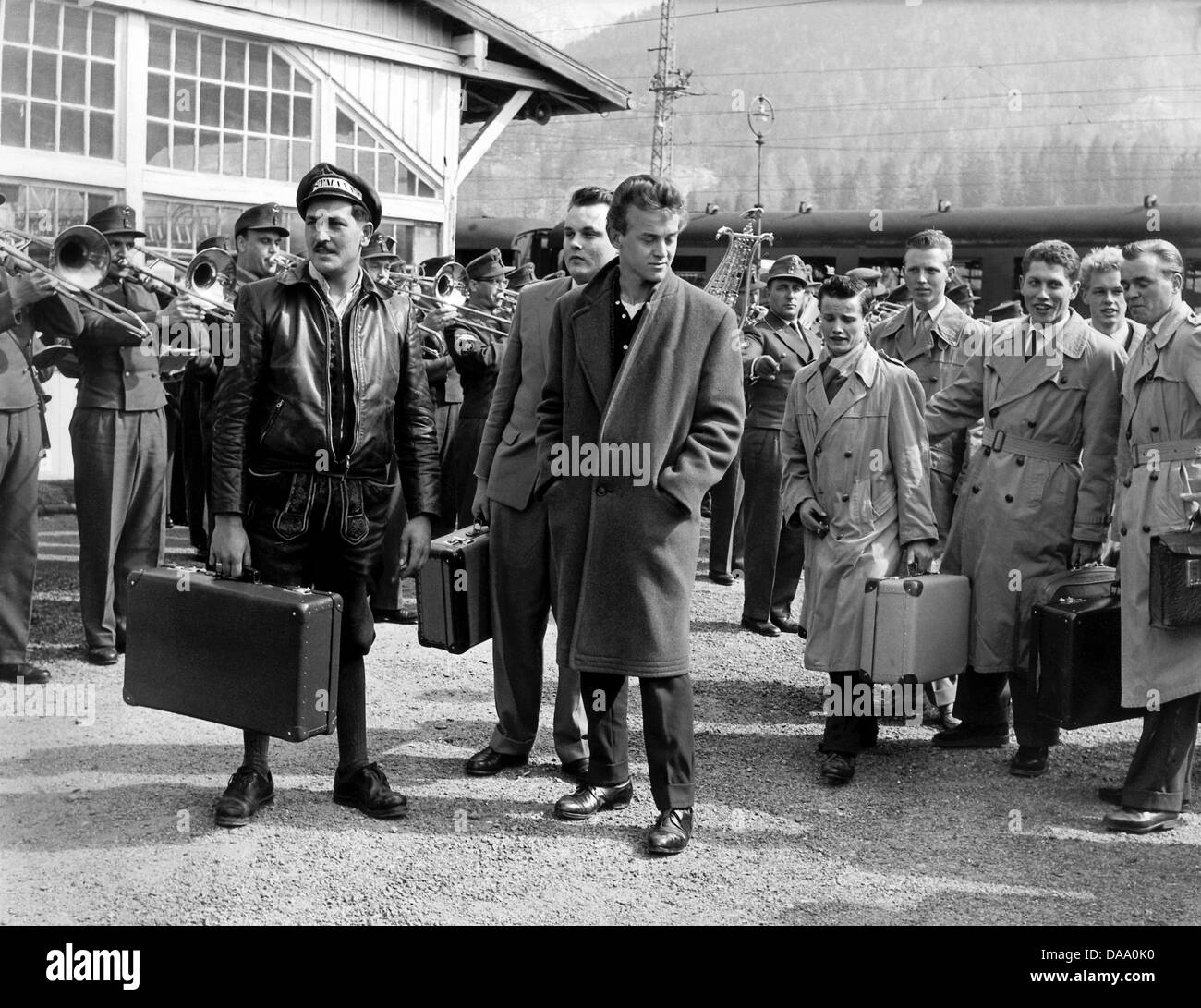(Dpa) file - un file immagine datata 01 aprile 1957 mostra i militari di leva che arrivano alla stazione ferroviaria di Mittenwald, Germania. Dopo più di cinquanta anni di coscrizione, uomini per assumere il loro obbligo di prestare servizio militare per l'ultima volta il 03 gennaio 2011, a causa delle riforme delle forze armate tedesche piano per mettere il servizio nazionale per un fine dal 01 giugno in poi. Foto: dpa (nur s/w) Foto Stock