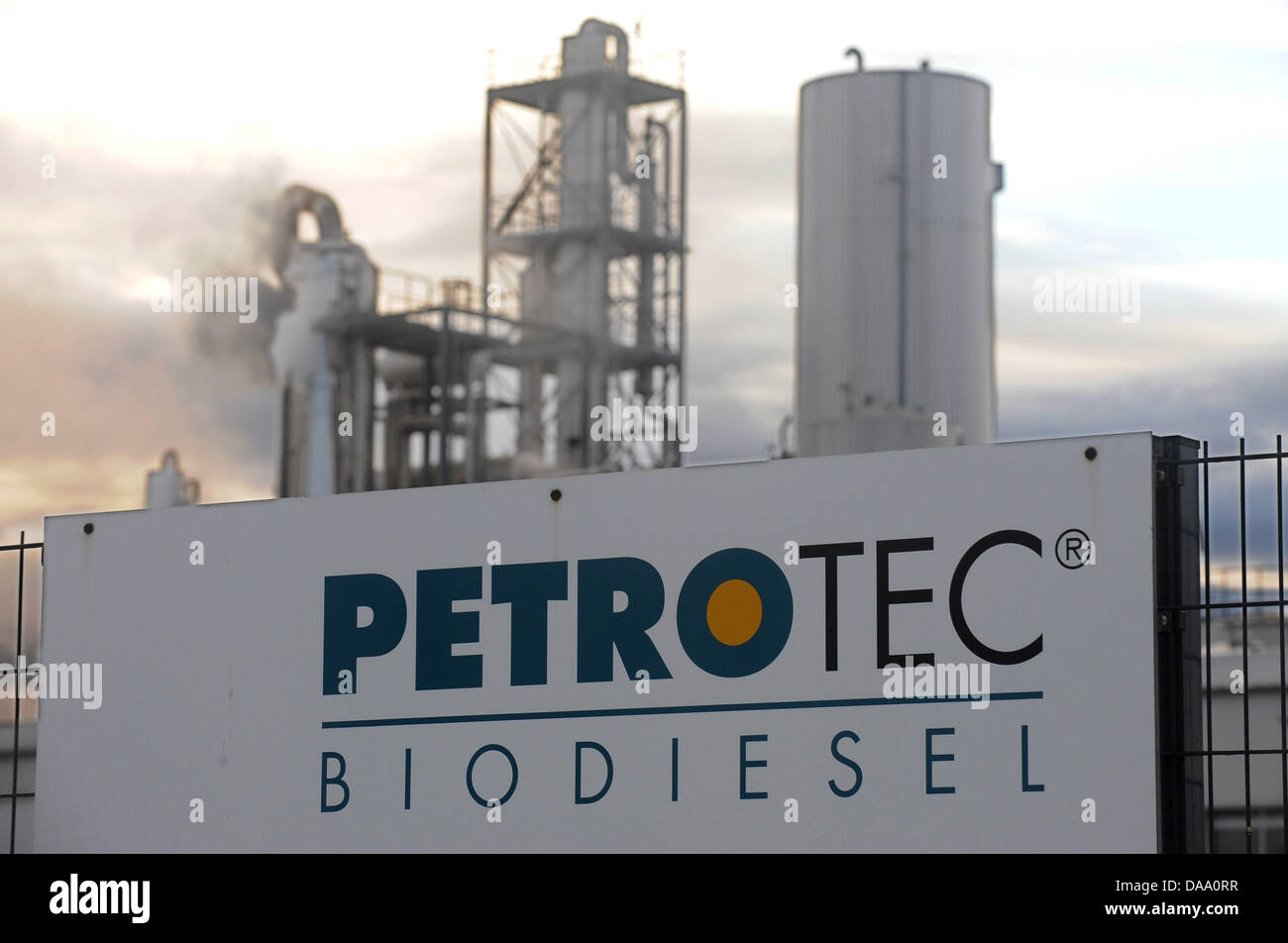 Il diesel biologico fabbricante 'Petrotec AG' è raffigurato in Emden, Germania, 03 gennaio 2011. Da questo luogo di acidi grassi contenenti diossina presumibilmente sono stati venduti ad animali produttori di alimenti e Harles Jentsch, che poi ha dato il cibo alle galline e successivamente le uova contaminati. Foto: Ingo Wagner Foto Stock