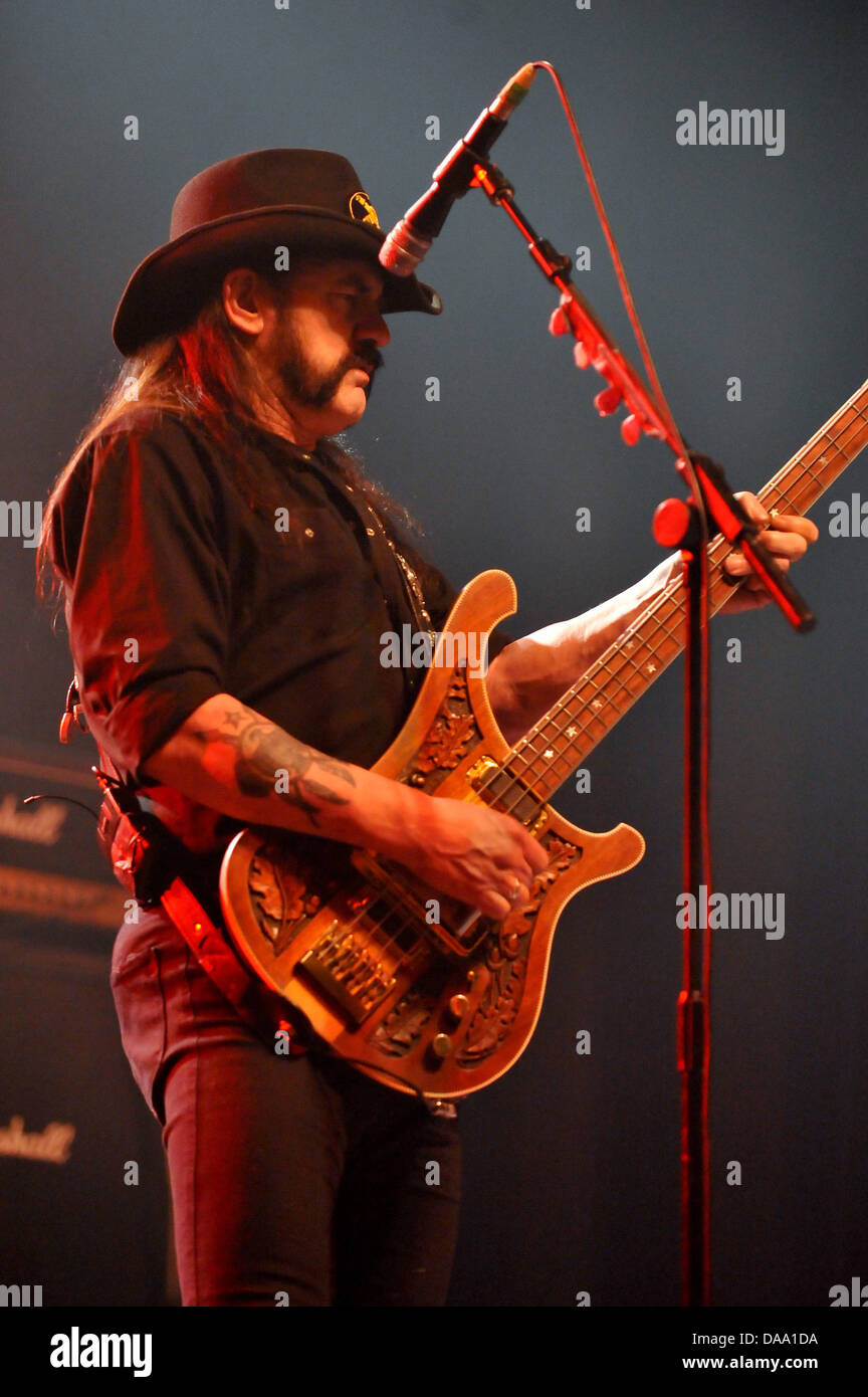 Il cantante e il bassista della band britannica Motörhead, Ian 'Lemmy Kilmister", esegue sulla sua chitarra durante un concerto dal vivo della band presso il Philipshalle venue in Duesseldorf, Germania, 30 novembre 2010. Foto: Revierfoto Foto Stock