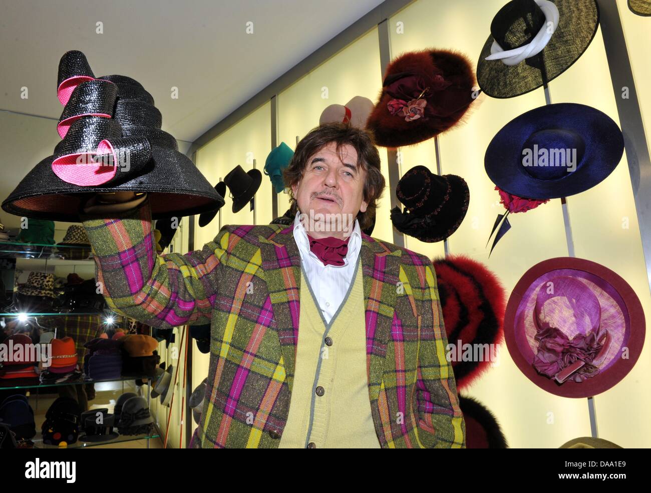 Degno Olivier Mauge presenta una selezione di cappelli disegnati da lui presso il suo negozio di moda a Baden-Baden, Germania, 24 novembre 2010. Un cavallo di razza senza un cappello glamour è solo metà del divertimento, secondo Olivier Mauge. Il Cappellaio di solito si inserisce la ricca e bella con cappelli per il cavallo-stagione di corse a Baden-Baden. Foto: Rolf Haid Foto Stock