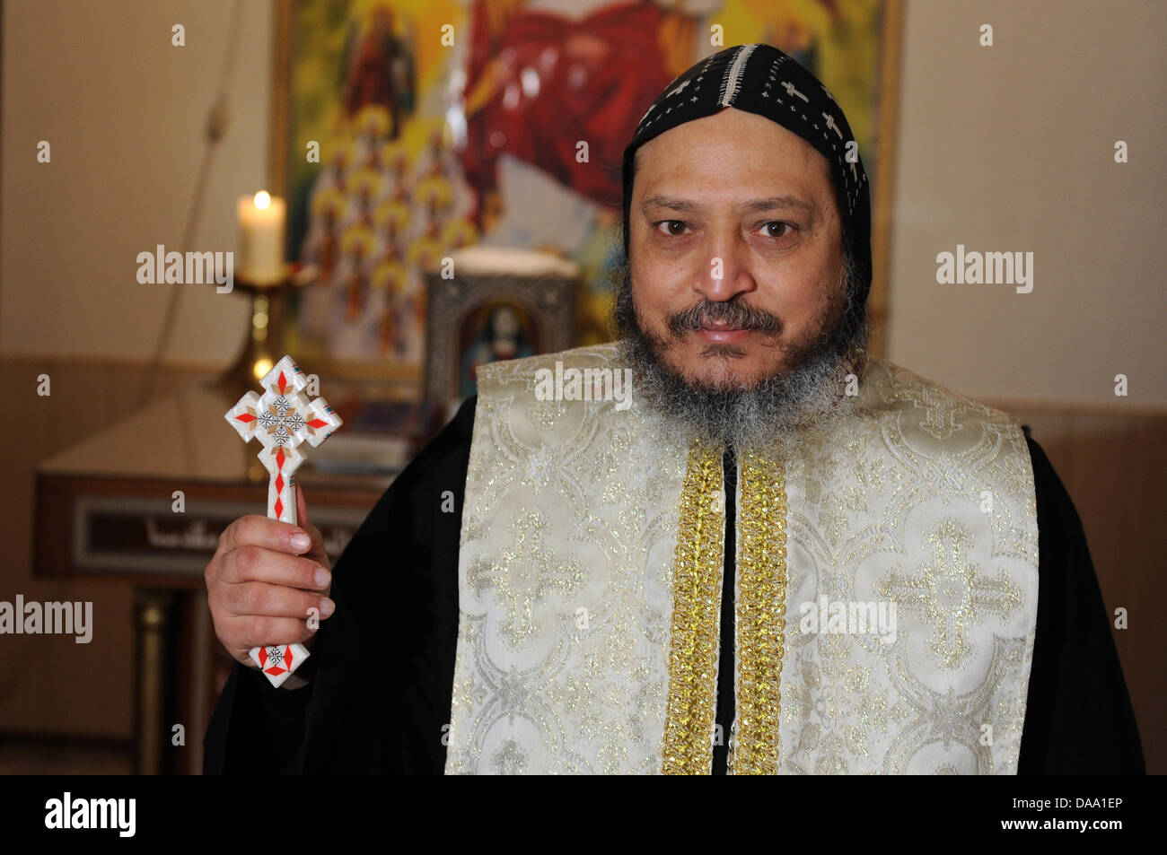 Padre copto Gerges El Moharaki pone nella chiesa al Roedeliusplatz a Berlino, Germanay, 04 gennaio 2011. La piccola comunità religiosa dei copti ortodossi cristiani intende celebrare il Natale senza lunghi e intensiv celebrazione: il dolore in merito ai recenti attentati terroristici contro i cristiani in Alessandria, Egitto, prevale. Foto: Joerg Carstensen Foto Stock