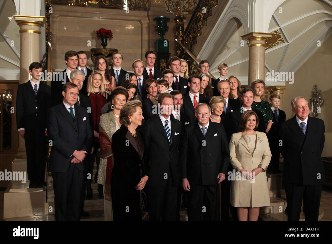 Der luxemburgische Alt-Großherzog Jean (M) stellt sich am Mittwoch (05.01.2011) im Palais in Lussemburgo mit circuizione Familie (1. Reihe v.l.n.r: die belgische Königin Paola, Henri Großherzog von Luxemburg, Altgroßherzog Jean, Großherzogin Maria Teresa und der Belgische König Albert II) zum Gruppenfoto anlässlich sciabiche 90. Geburtstages. Jean guerra von 1964 bis 2000 Staatschef des Großher Foto Stock