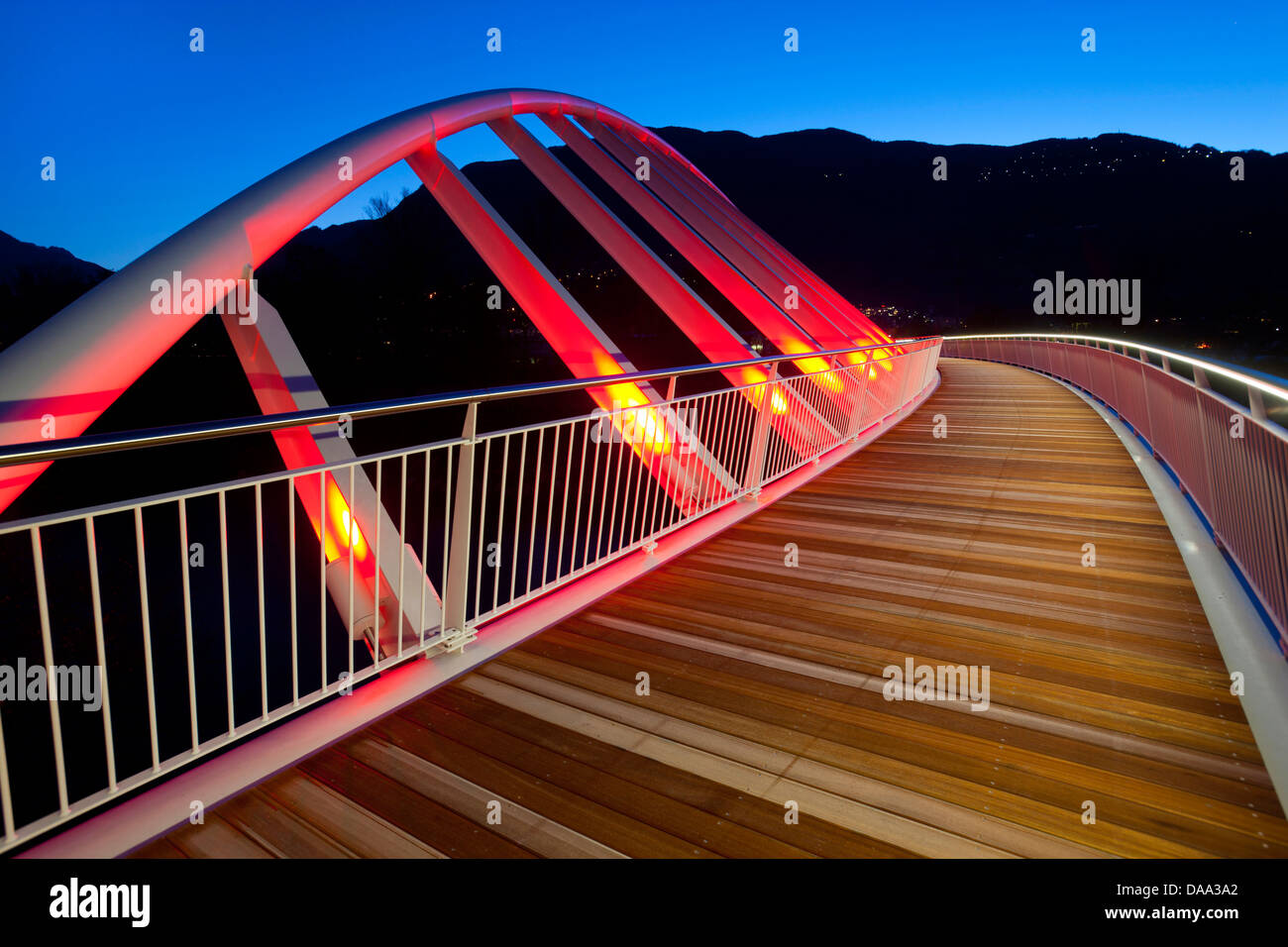 Bellinzona, pista ciclabile, Svizzera, Europa, del cantone Ticino, modo, bridge, notte, illuminazione, Foto Stock