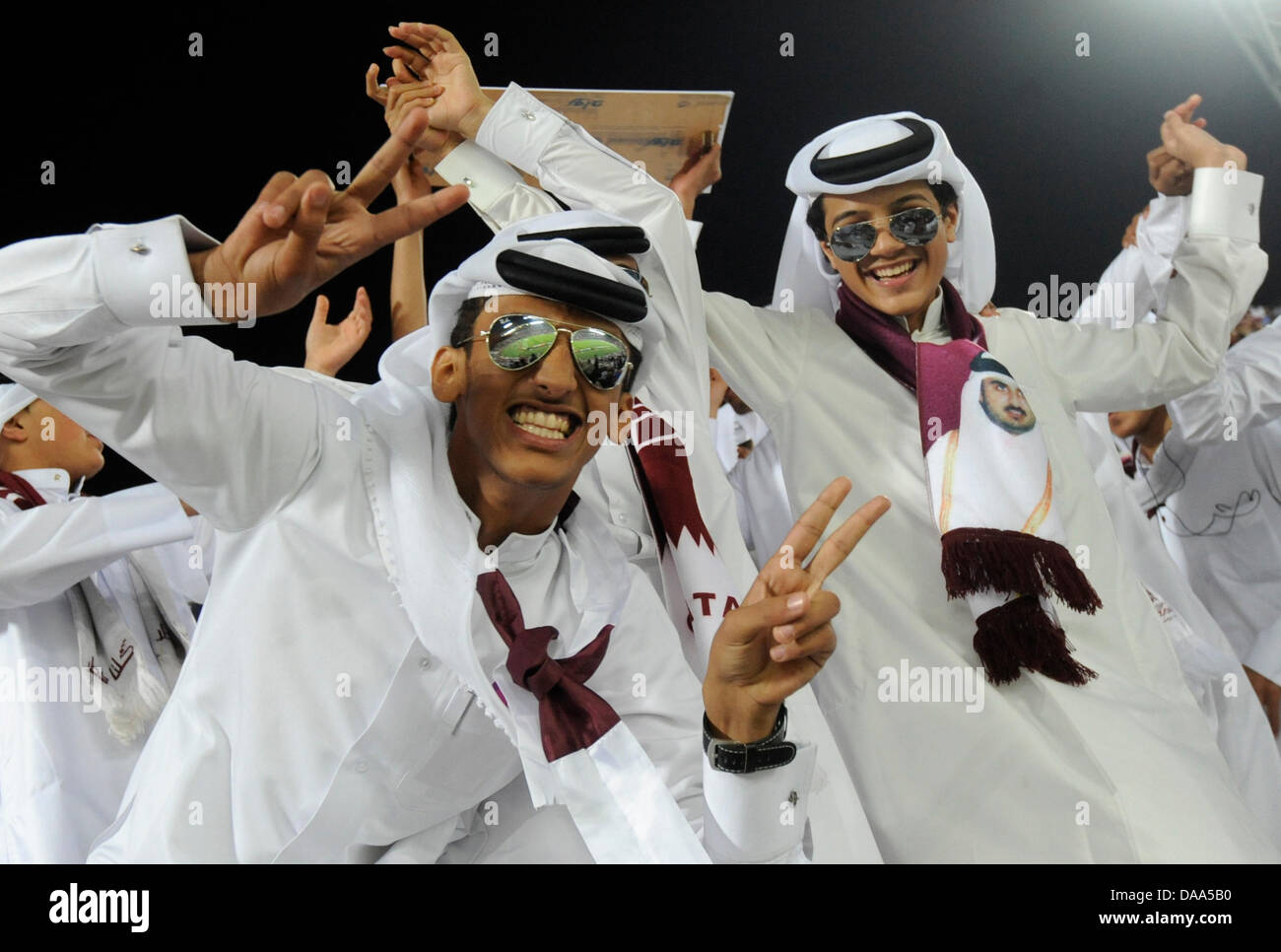 I giovani tifosi del Qatar National Soccer team pone durante la partita di apertura per l'Asia Cup 2011 Al Khalifa Stadium di Doha, in Qatar, 7 gennaio 2011. Il team di hosting Qatar perso contro Usbekistan da 0-2. L'Asia Cup 2011 avviene in Qatar da 7 fino al 29 gennaio 2011. Foto: Andreas Gebert Foto Stock