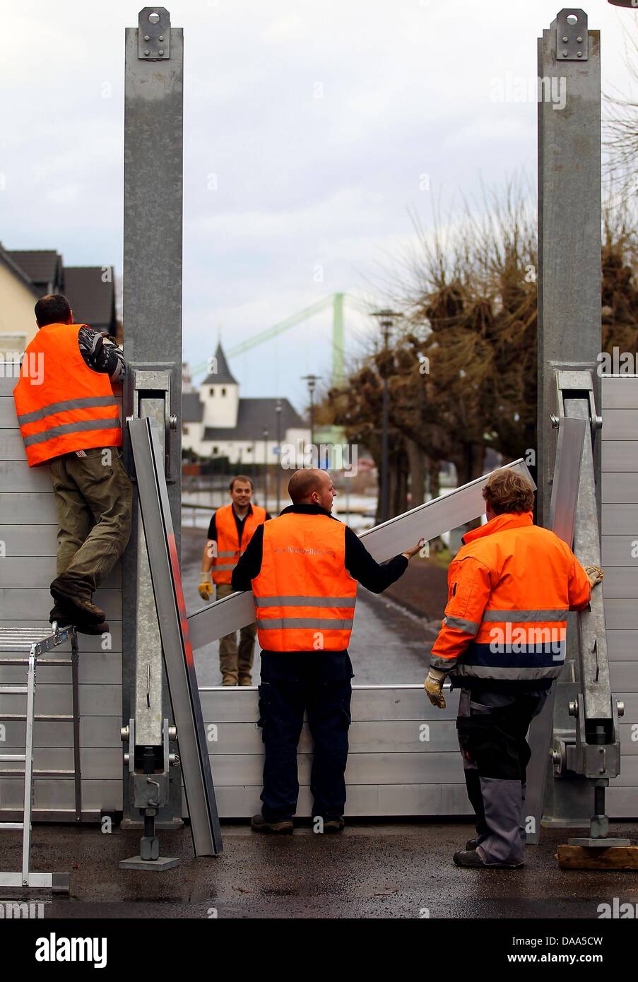 I dipendenti di una società privata di costruire pareti diga sul Reno a Colonia, Germania, 8 gennaio 2011. A causa di temperature più calde, thaw ha impostato in. Insieme con più pioggia, queste condizioni atmosferiche portano a inondazioni in Germania, soprattutto sul Reno e Mosella e dei loro affluenti. A Colonia, il livello delle acque del Reno era a 6,70 metri sulla mattina di sabato, 8 gennaio 2010. Il Reno Foto Stock