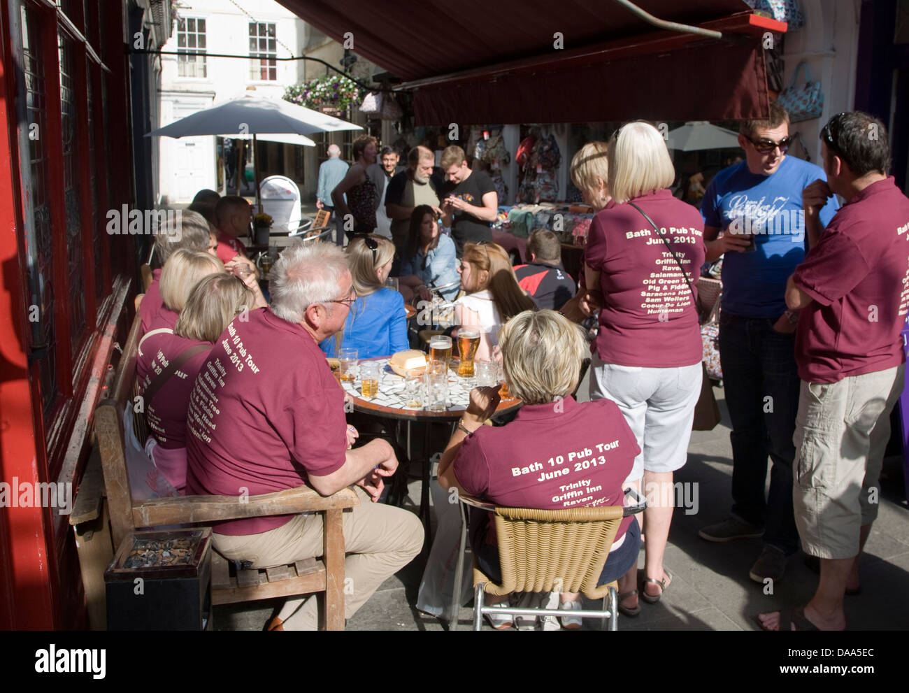 Persone su un pub crawl indossare magliette fuori il Coeur de Lion pub nel centro di Bath, Somerset, Inghilterra Foto Stock