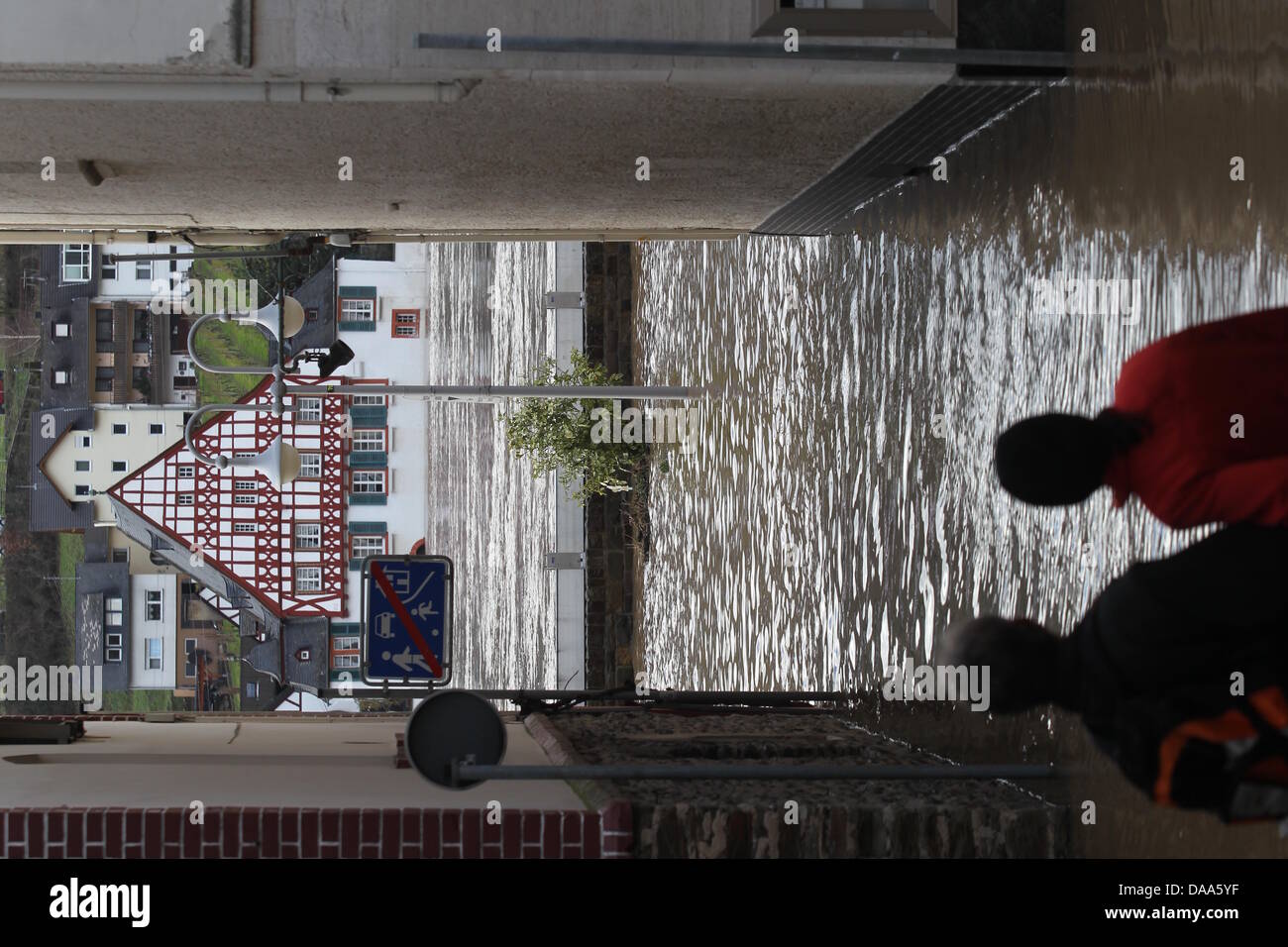 Residenti osservare il diluvio situtation in Ediger-Eller, Germania, 08 gennaio 2011. Il disgelo meteo causato vaste inondazioni in Germania. Foto: Thomas Frey Foto Stock
