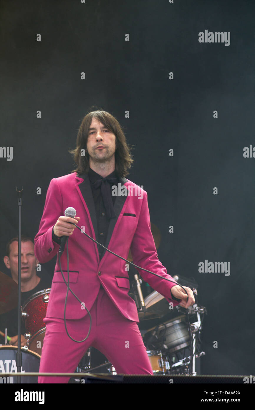 Bobby Gillespie cantante dei Primal Scream la preformatura sulla fase della piramide al Glastonbury Festival 2013, Somerset, Regno Unito Foto Stock