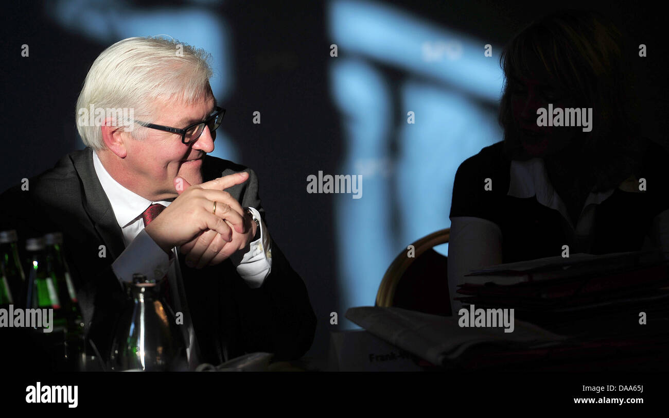 Testa di Socialdemocratici (SPD) Bundestag fazione Frank-Walter Steinmeier sorride davanti a SPD incontro privato a Potsdam, Germania, 10 gennaio 2011. In forerunning a super-anno di elezioni 2011, SPD discussioni su i contorni di un cosiddetto "corso" del programma che mira ad alleggerire i dipendenti con un reddito mensile di 800 a 3.000 euro. Foto: Annibale Foto Stock