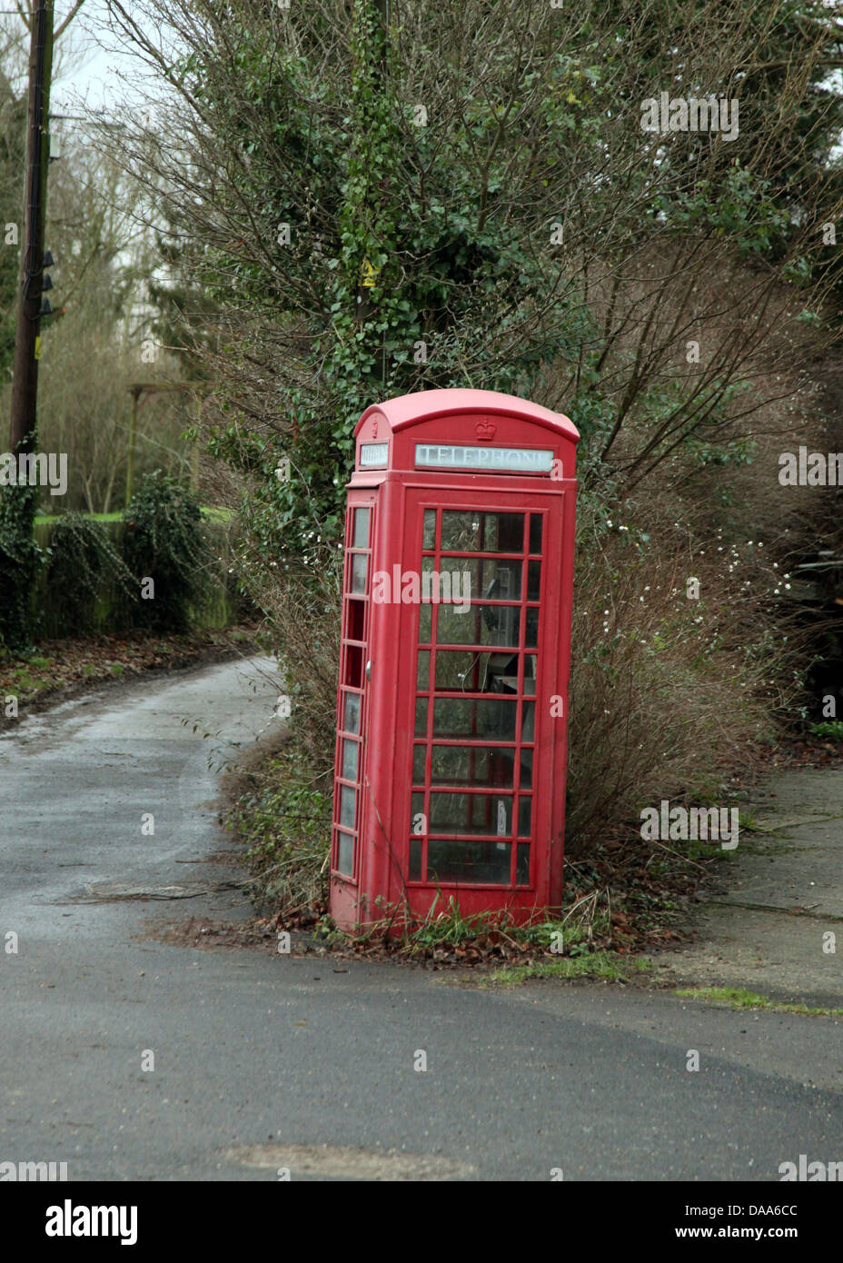 Si tratta di una foto di un rosso inglese cabina telefonica sulla strada. Foto Stock