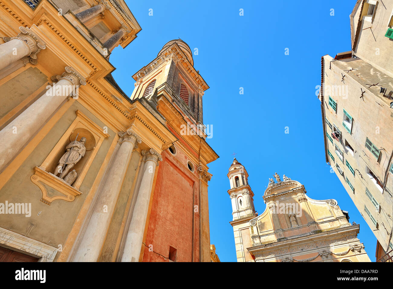 Frammento della Basilica di Saint Michael Archange sotto il cielo blu a Menton, Francia. Foto Stock