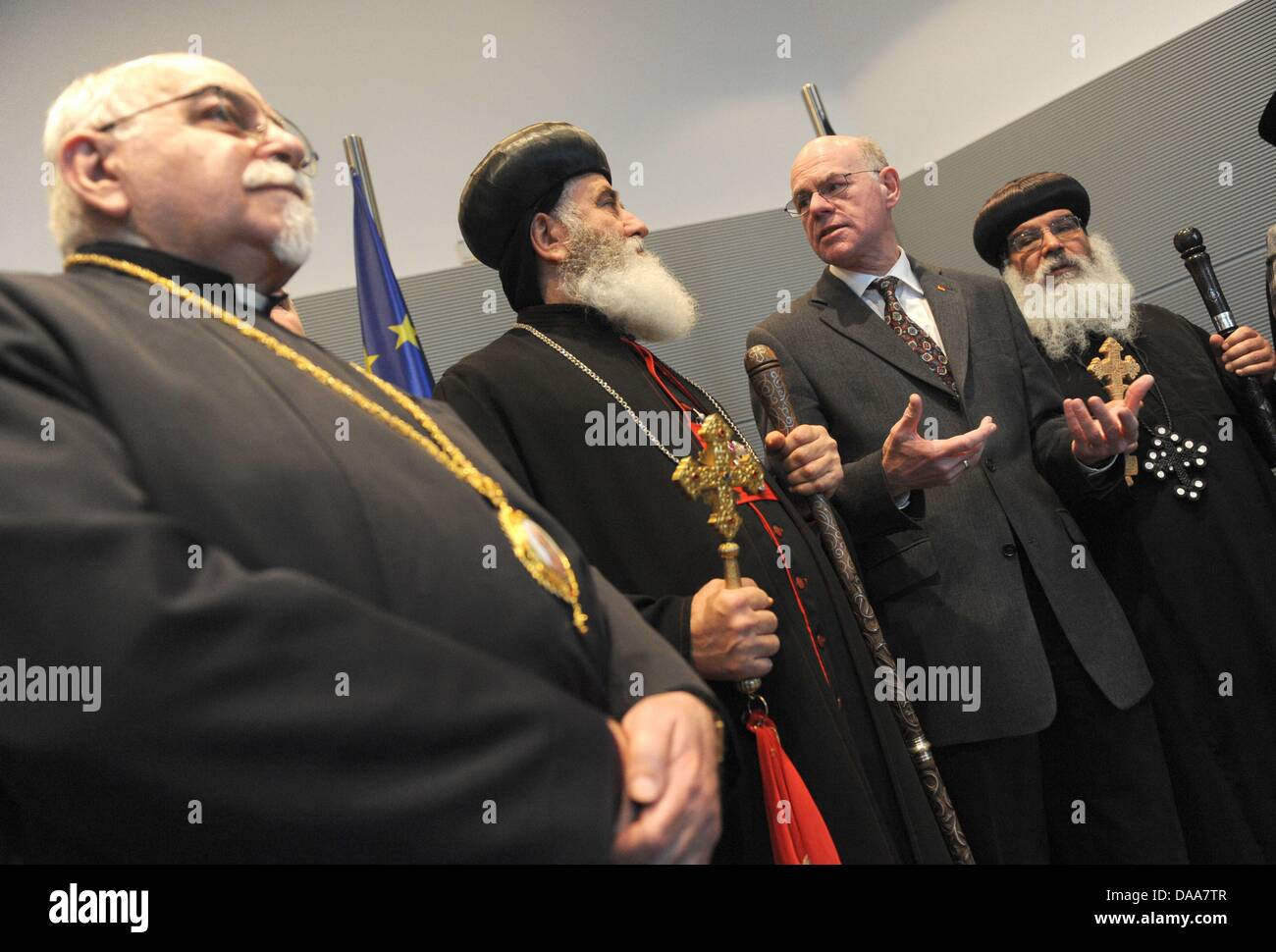 Presidente del Bundestag tedesco Norbert Lammert (2-R) saluta l arcivescovo della Chiesa Armena Apostolica Chiesa Ortodossa residente in Germania Karekin Bekdjian (L), arcivescovo della Chiesa Siriaca ortodossa, Giulio Hanna Aydin e in generale il vescovo della Chiesa Copta Ortodossa residente in Germania, Anba Damian (R) al Bundestag tedesco a Berlino, Germania, 13 gennaio 2011. Lammert ha incontrato il Foto Stock