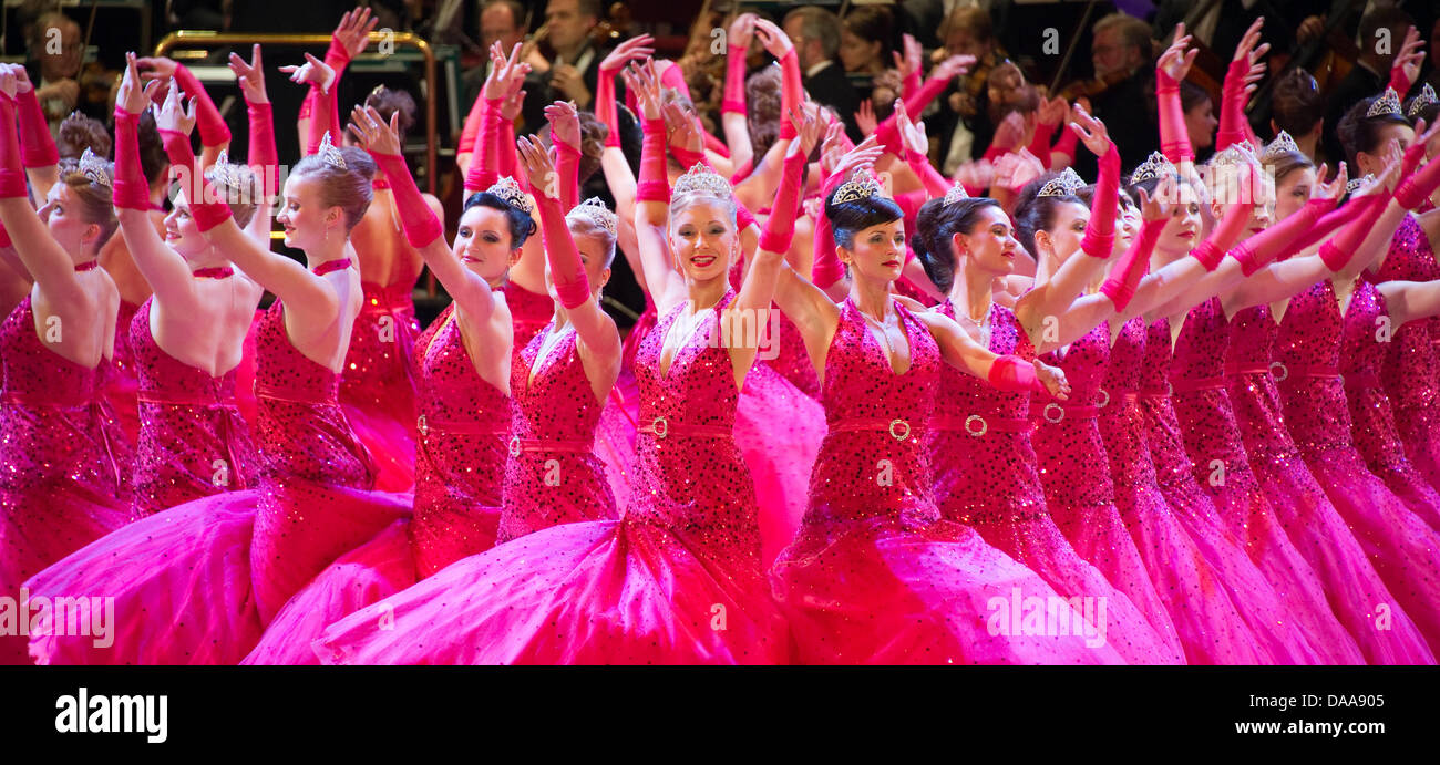 I debuttanti della sesta Semper Opera sfera in ballo la Semper Opera di Dresda, in Germania, il 14 gennaio 2011. Più di 2200 ospiti erano attese per la palla con il motto "resden sorride". Foto: Arno Burgi Foto Stock