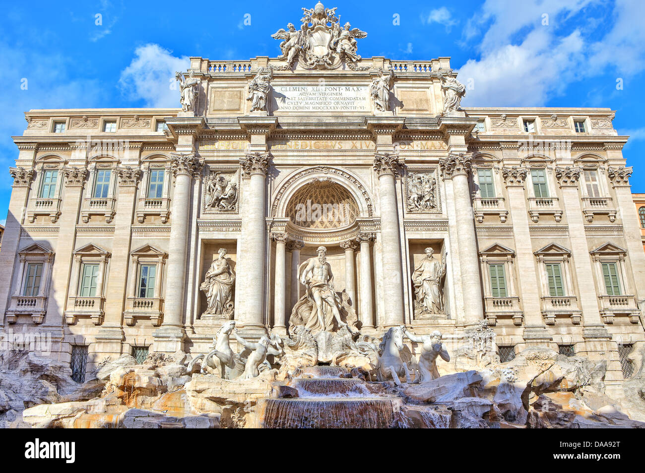 La facciata della celebre Fontana di Trevi a Roma, Italia. Foto Stock