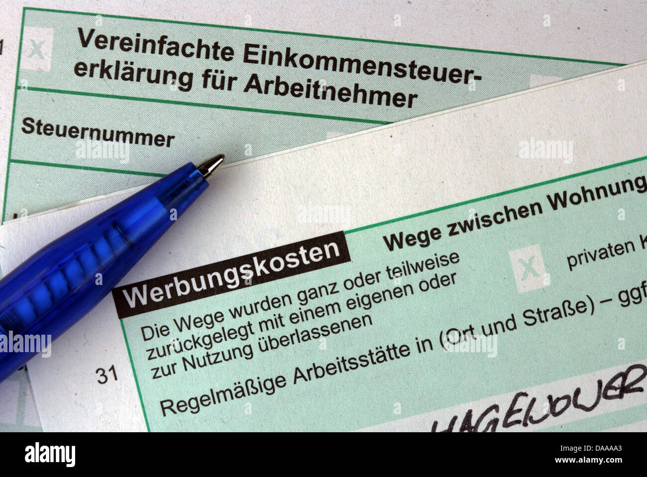 Una penna evidenzia il passus 'professional' le spese in un ritorno fiscale in Schwein, Germania, 17 gennaio 2011. Apparentemente, il governo tedesco è in procinto di accordarsi su un semplice ritorno fiscale. Foto: Jens BUETTER Foto Stock