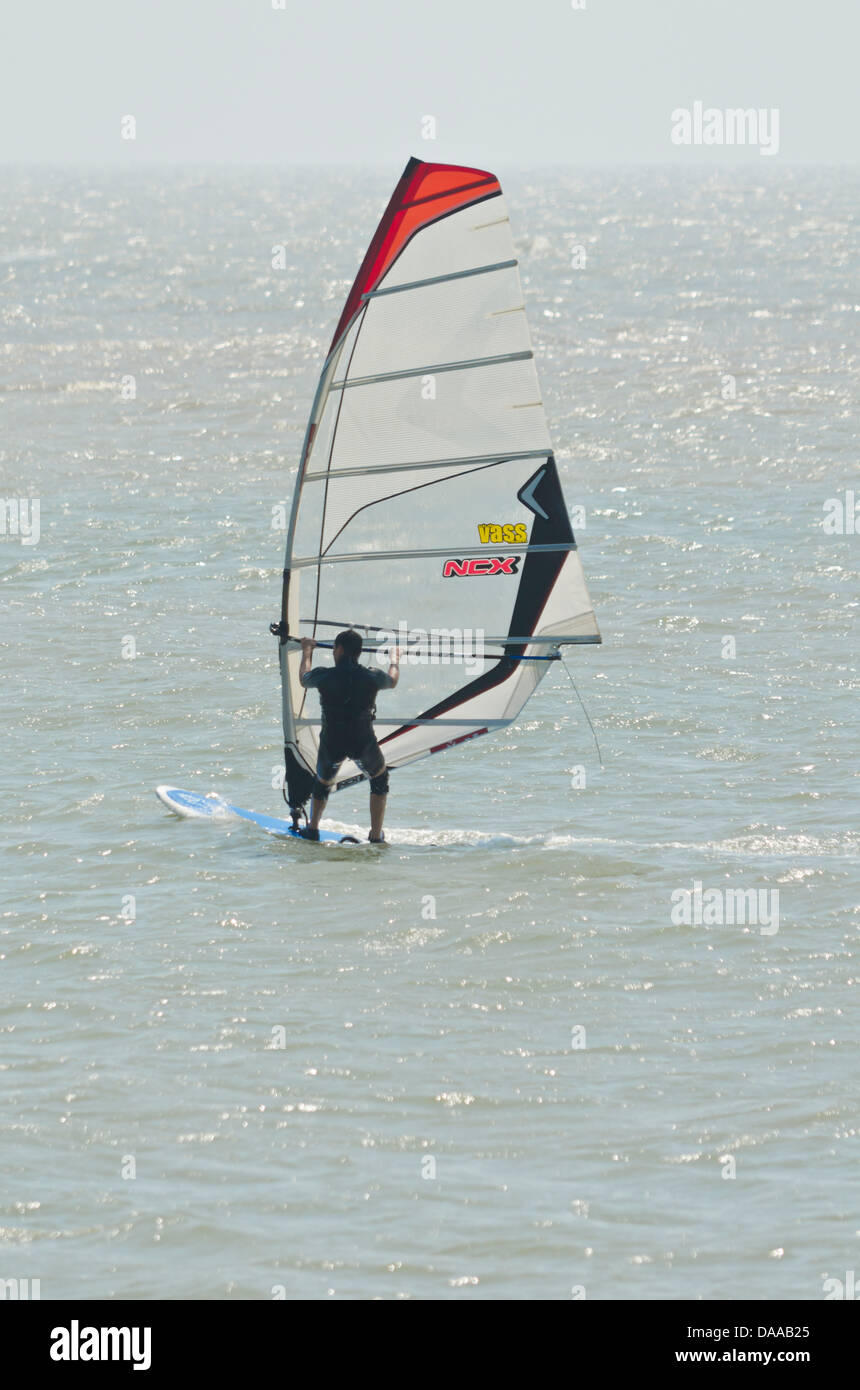 L'uomo windsurf dell'Essex coast Foto Stock