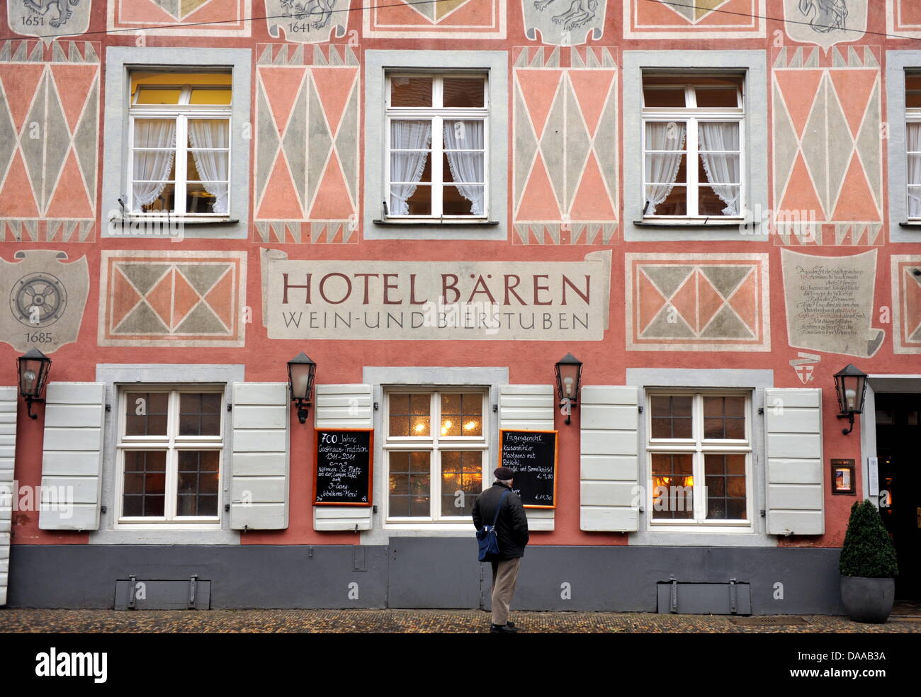 Un uomo che sta di fronte alla vecchia taverna tedesco "ZUM ROTEN BAEREN' a Friburgo in Germania, 13 gennaio 2011. La taverna festeggia il suo 700esimo giubileo. Secondo il proprietario, la locanda è il ristorante più antico e taverna con i record in Germania. Un documento dall'archivio di stato dimostra che esiste dal 1311. Foto: Rolf Haid Foto Stock