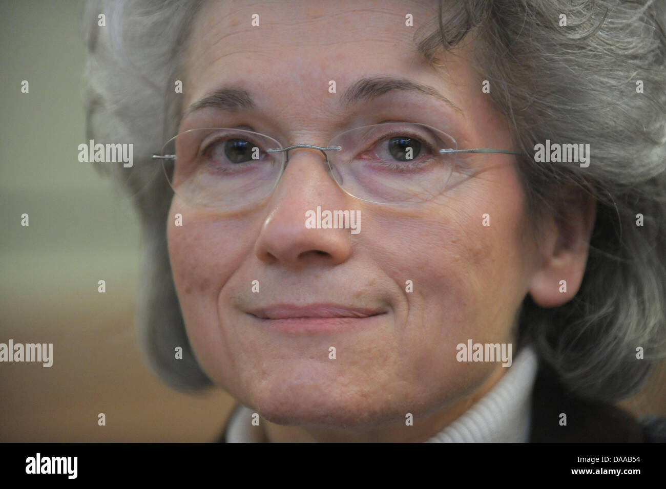 Specialista interno Mechthild Bach si siede nella sala di corte all'inizio di un processo presso il Tribunale di Stato di Hannover, Germania, 18 gennaio 2011. Il tribunale di stato di Hannover ora vuole riassumere i risultati e prendere una decisione in una delle più estese e costose sperimentazioni degli anni passati. Il 60-anno-vecchio ex oncologo viene accusato di omicidio. Ella è supsected di avere ucciso 13 pat Foto Stock