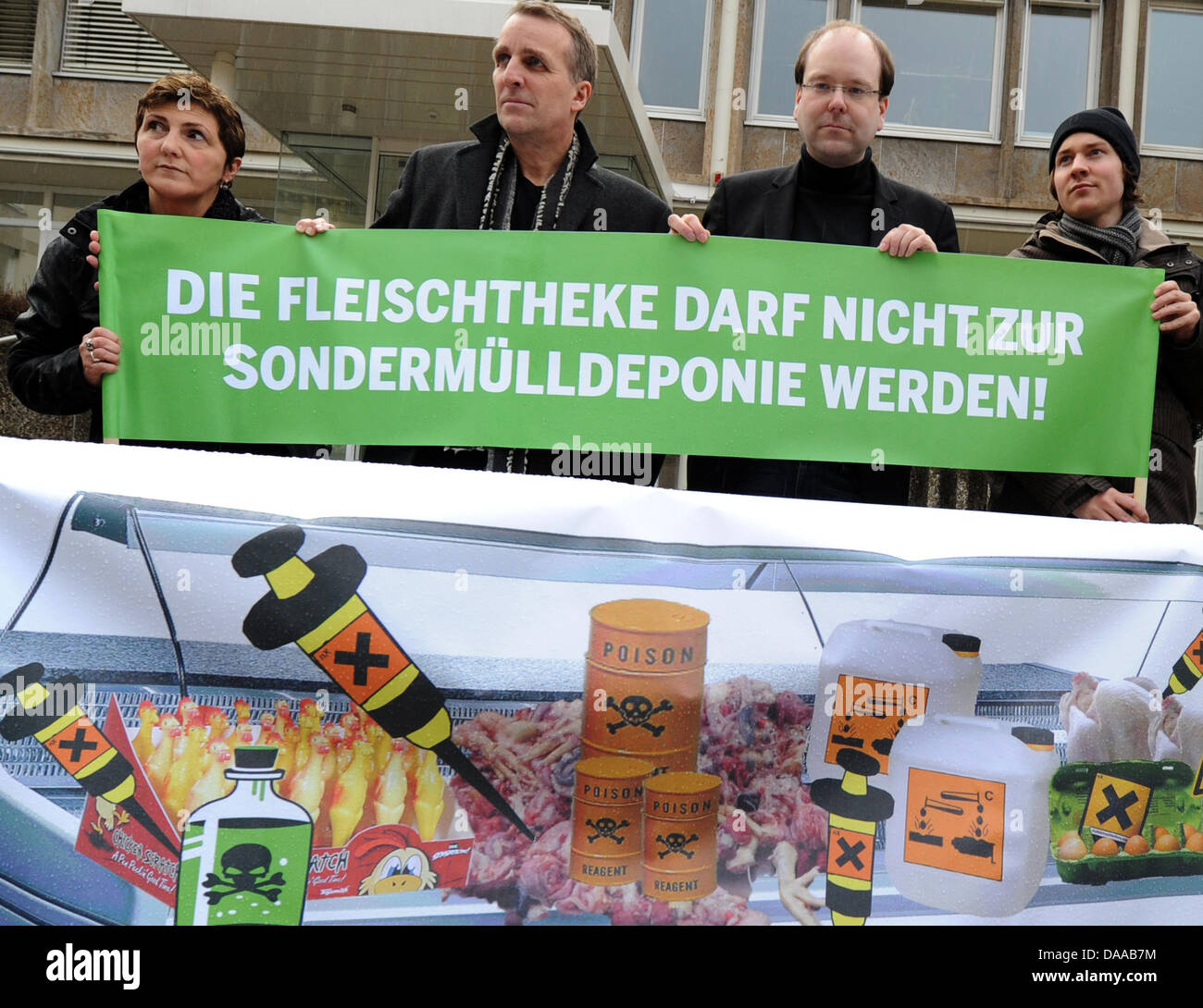 I politici dei Verdi (L-R) Anja Piel, Stefan Wenzel, Christian Meyer e Jan Haude protestare ad Hannover, Germania, 18 gennaio 2011. Essi richiedono che una legge di purezza per l'alimentazione animale. Foto: Holger Hollemann Foto Stock