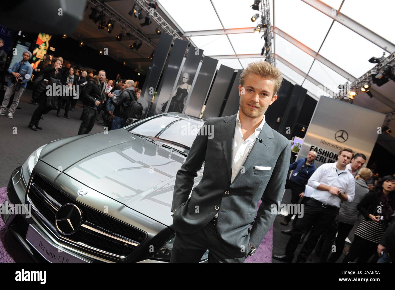 Driver di Formula Uno Nico Rossberg assiste le Dawid Tomaszewski fashion show durante la Mercedes-Benz della settimana della moda a Berlino, Germania, 20 gennaio 2011. Foto: Joerg Carstensen Foto Stock