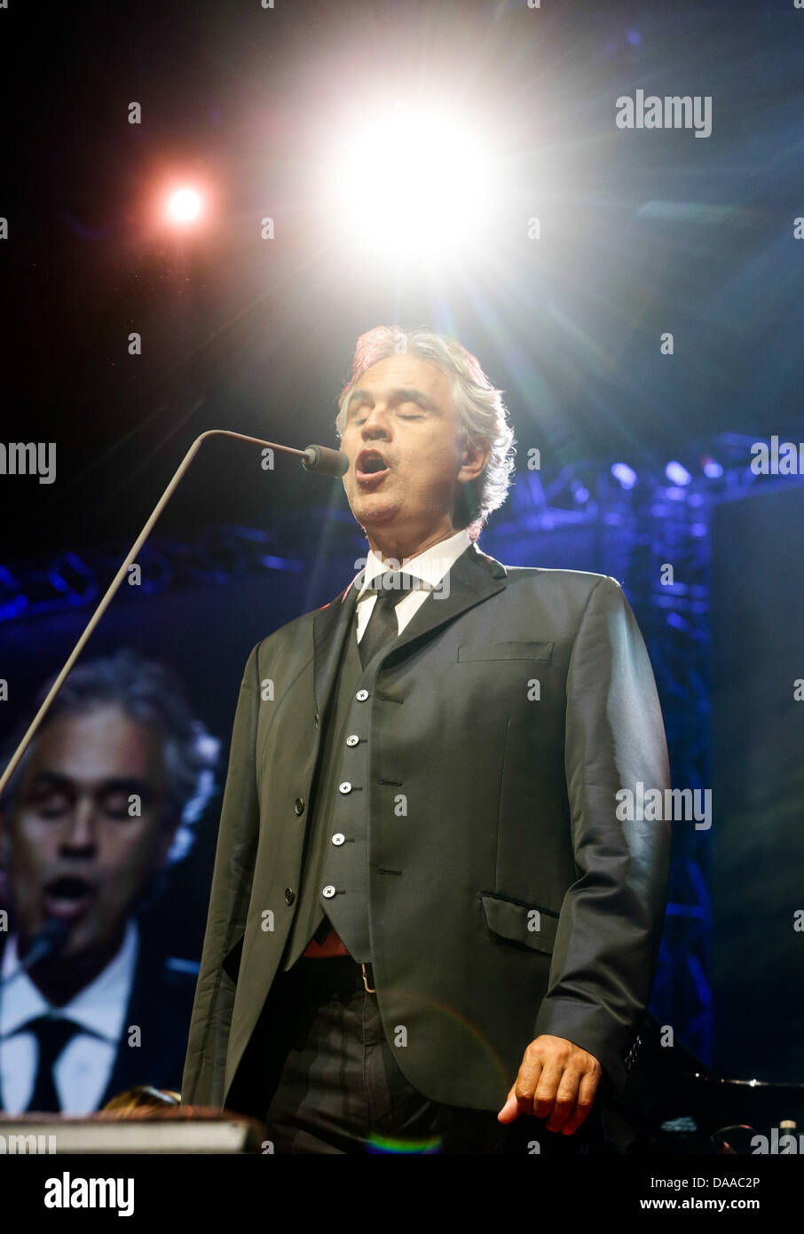 Tenore italiano Andrea Bocelli performes dopo aver ricevuto il Premio Umanitario 2013 del secolare organizzazione di servizio Lions Clubs International (LCI) per la sua Andrea Bocelli Foundation (ABF) per bambini svantaggiati ad Amburgo, Germania, 09 luglio 2013. Il premio è dotato di 250.000 euro. Foto: ULRICH PERREY Foto Stock