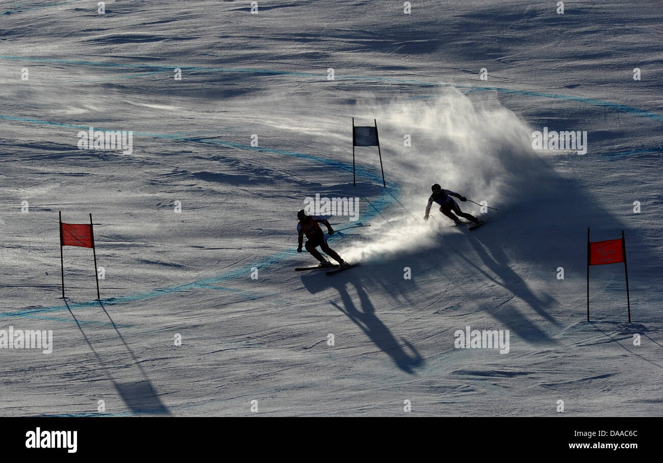 Jakub Krako (r) della Slovacchia e la guida Juraj Medera ski durante gli uomini combinato Super G (non vedenti) presso i Giochi Paralimpici invernali di Vancouver 2010 in Whistler, British Columbia, Canada, 20 marzo 2010. Foto: Julian Stratenschulte Foto Stock