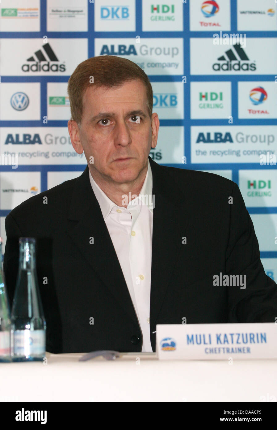 Il nuovo allenatore del basket club Alba Berlin Muli Katzurin assiste ad una conferenza stampa a Berlino, Germania, 25 gennaio 2011. Foto: Ole spara Foto Stock