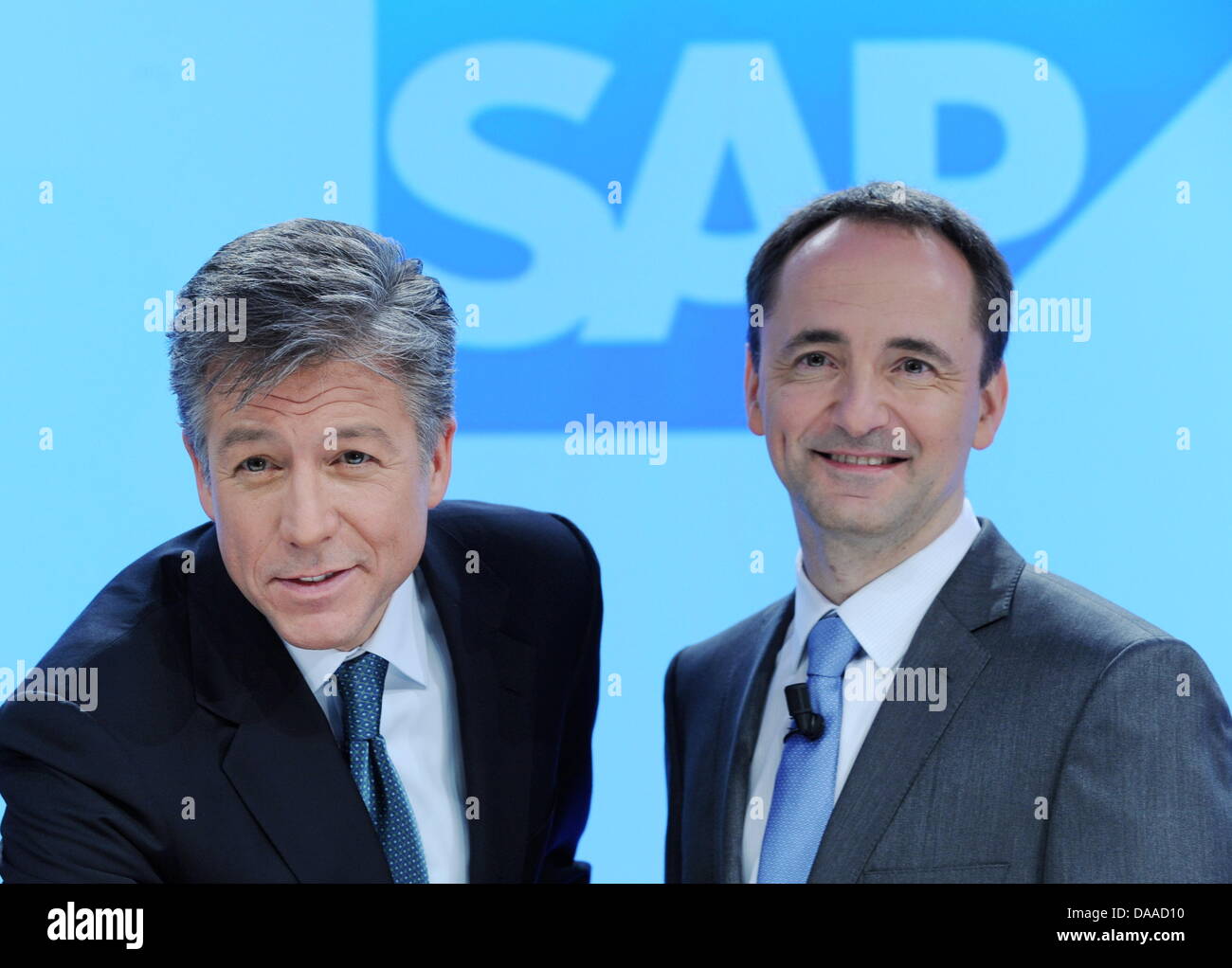 I due presidenti di SAG AG, Bill McDermott (L) e Snabe Jim-Hagemann, stringe la mano ad un rendiconto finanziario della conferenza stampa di Francoforte sul Meno, Germania, 26 gennaio 2011. In Europa la società software leader SAP riporta i suoi profitti per l'ultimo anno fiscale, un fatturato preliminare figura di 12,5 miliardi di euro, e spiega in che modo il multi-miliardi di euro di multa dovuta alla perdita di esp industriale Foto Stock