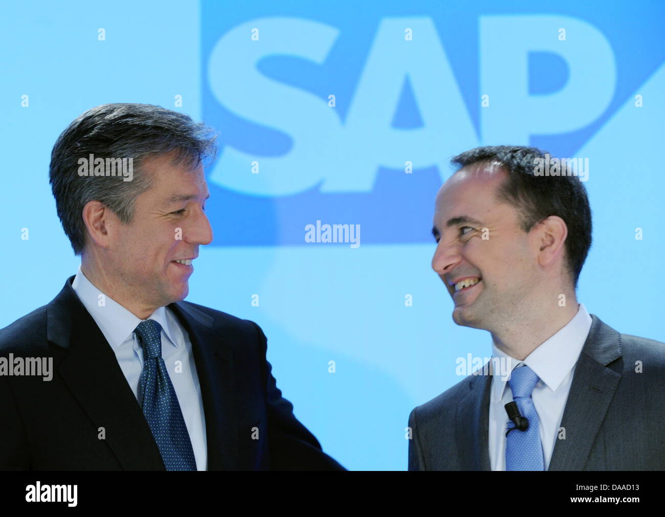 I due presidenti di SAG AG, Bill McDermott (L) e Snabe Jim-Hagemann, il sorriso a un rendiconto finanziario della conferenza stampa di Francoforte sul Meno, Germania, 26 gennaio 2011. In Europa la società software leader SAP riporta i suoi profitti per l'ultimo anno fiscale, un fatturato preliminare figura di 12,5 miliardi di euro, e spiega in che modo il multi-miliardi di euro di multa dovuta alla perdita di spionaggio industriale Foto Stock