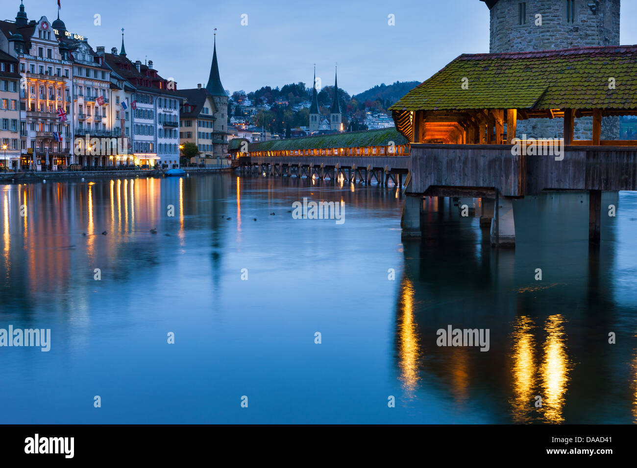 Il Ponte della Cappella, paese, città, Svizzera, Europa, Canton Lucerna, Lucerna, fiume, flusso, Reuss, riflessione, ponte, ponte di legno, Foto Stock