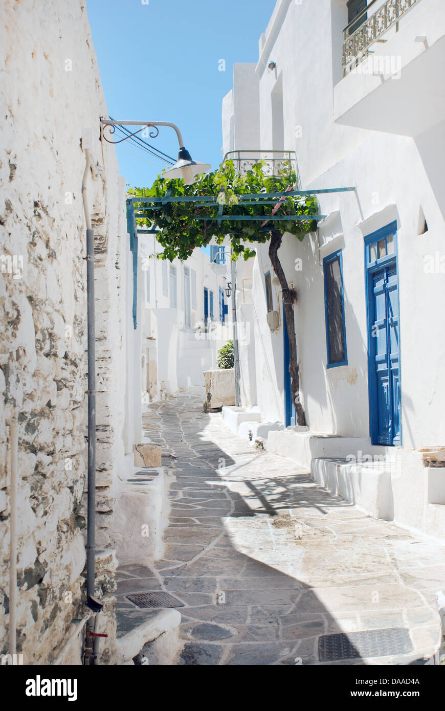 Tradizionale greco alley su Sifnos Island, Grecia Foto Stock