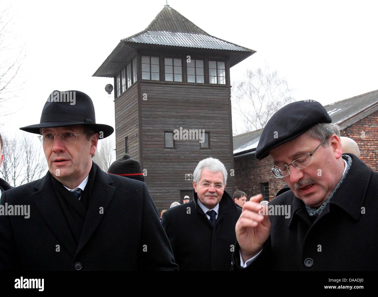 Il Presidente tedesco Christian Wulff (L) e il suo omologo polacco Bronislaw Komorowski (R) visita ex estinzione camp Auschwitz in Oświęcim, Polonia, 27 gennaio 2011. Signor Wulff hanno partecipato a una commemorazione del sessantesimo anniversario della liberazione di Auschwitz campo di sterminio. Foto: WOLFGANG KUMM Foto Stock