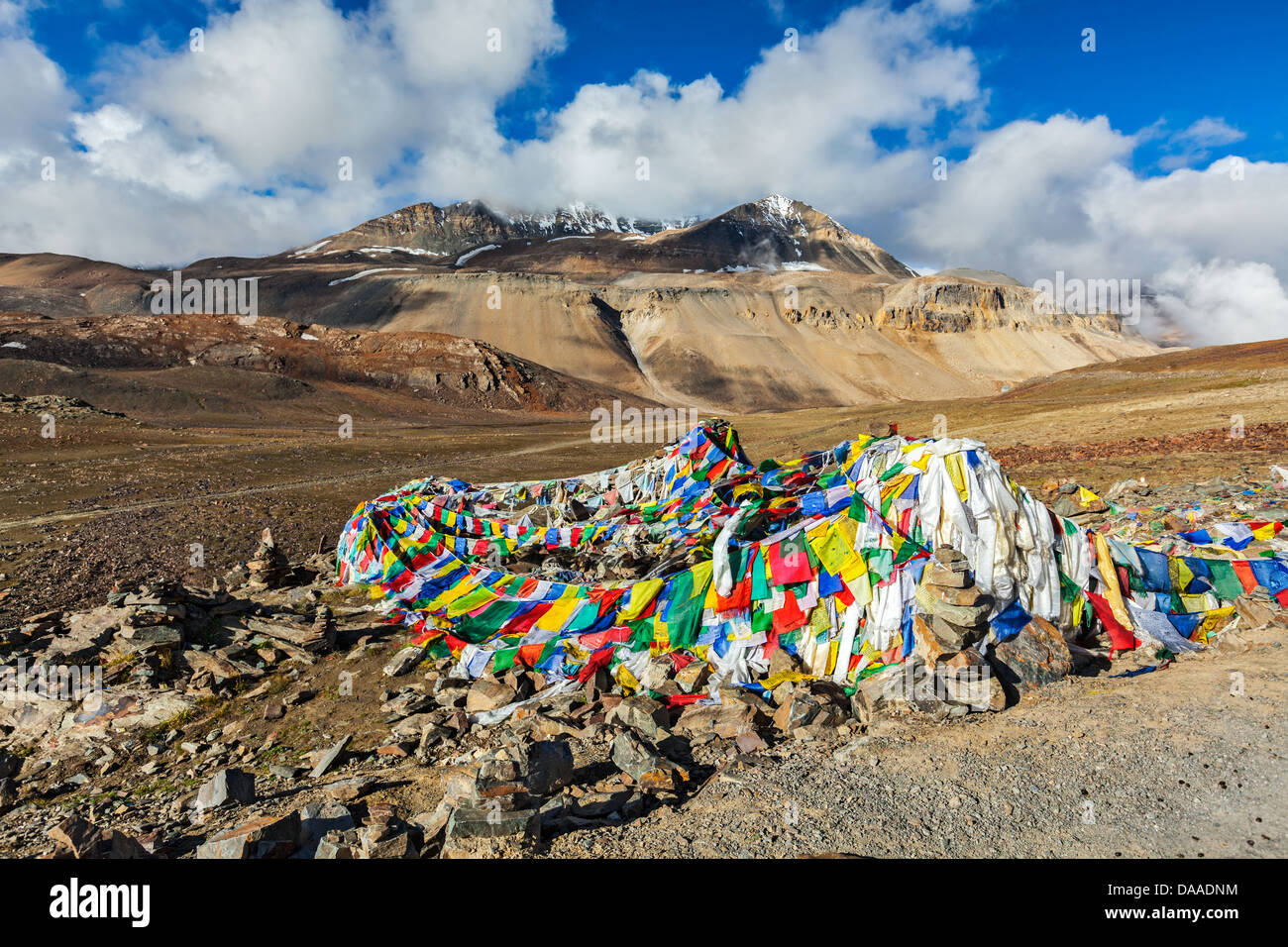 La preghiera buddista bandiere (lungta) su Baralacha La pass sulla autostrada Manali-Leh in Himalaya. Himachal Pradesh, India Foto Stock