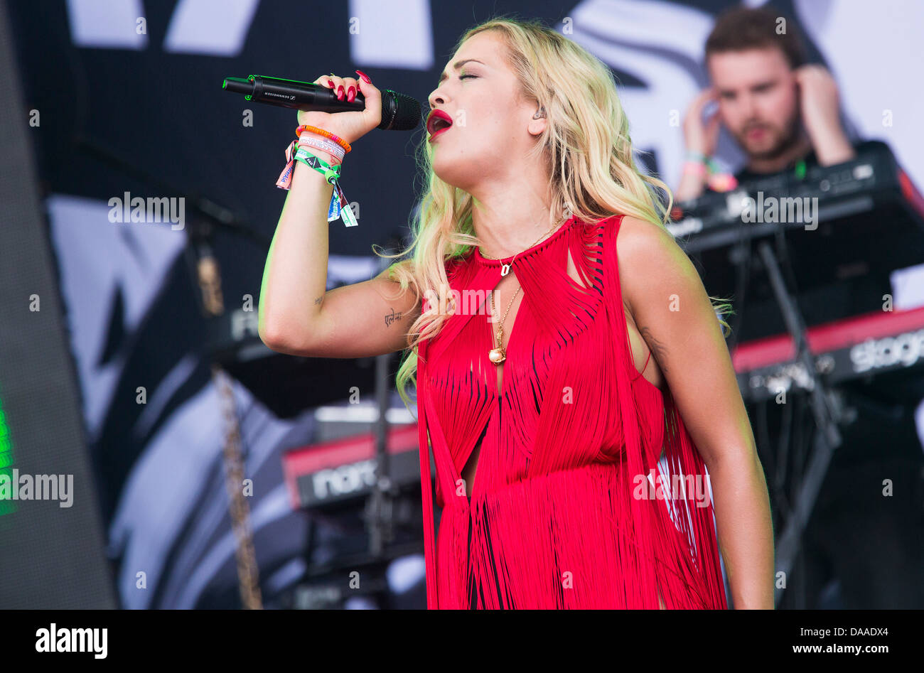 Rita Ora esegue sulla fase della piramide il venerdì di Glastonbury Festival. 28 Giugno 2013 Foto Stock