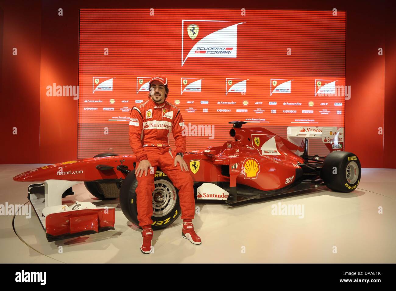 Una dispensa Ferrari Scuderia Ferrari di Formula Uno Pilota Fernando Alonso di Spagna durante la presentazione della Scuderia Ferrari è di nuovo F150 a Maranello, Italia, 28 gennaio 2011. La F150 sarà la Scuderia Ferrari dell'arma di scelta per il 2011 Formula Uno Stagione per iniziare il 13 marzo con il Gran Premio del Bahrain. Foto: Ercole Colombo - Ferrari Press Office (HANDOUT / solo uso editoriale) Foto Stock