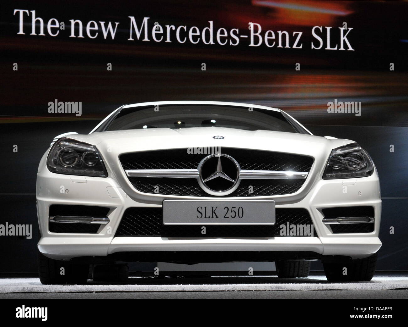 La nuova Mercedes SLK auto sportiva è rivelato presso la fabbrica di Mercedes vicino a Stoccarda, Germania, 29 gennaio 2011. Questa è la terza generazione della cabriolet auto sportiva. Foto: BERND WEISSBROD Foto Stock
