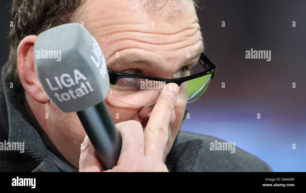 Leverkusen dell ex giocatore e attuale direttore sportivo Jörg Schmadtke dà un intervista prima Bundesliga tedesca match Bayer Leverkusen vs Hannover 96 al BayArena a Leverkusen, Germania, 28 gennaio 2011. Leverkusen ha vinto la partita 2:0. Foto: Friso Gentsch Foto Stock