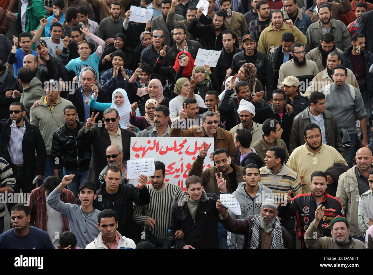 Assemblare i manifestanti al Cairo, Egitto, 29 gennaio 2011. Scontri e saccheggi nella capitale egiziana continua il sabato mattina. Secondo i resoconti dei mass media, decine di morti e molti feriti. Foto: Annibale Foto Stock