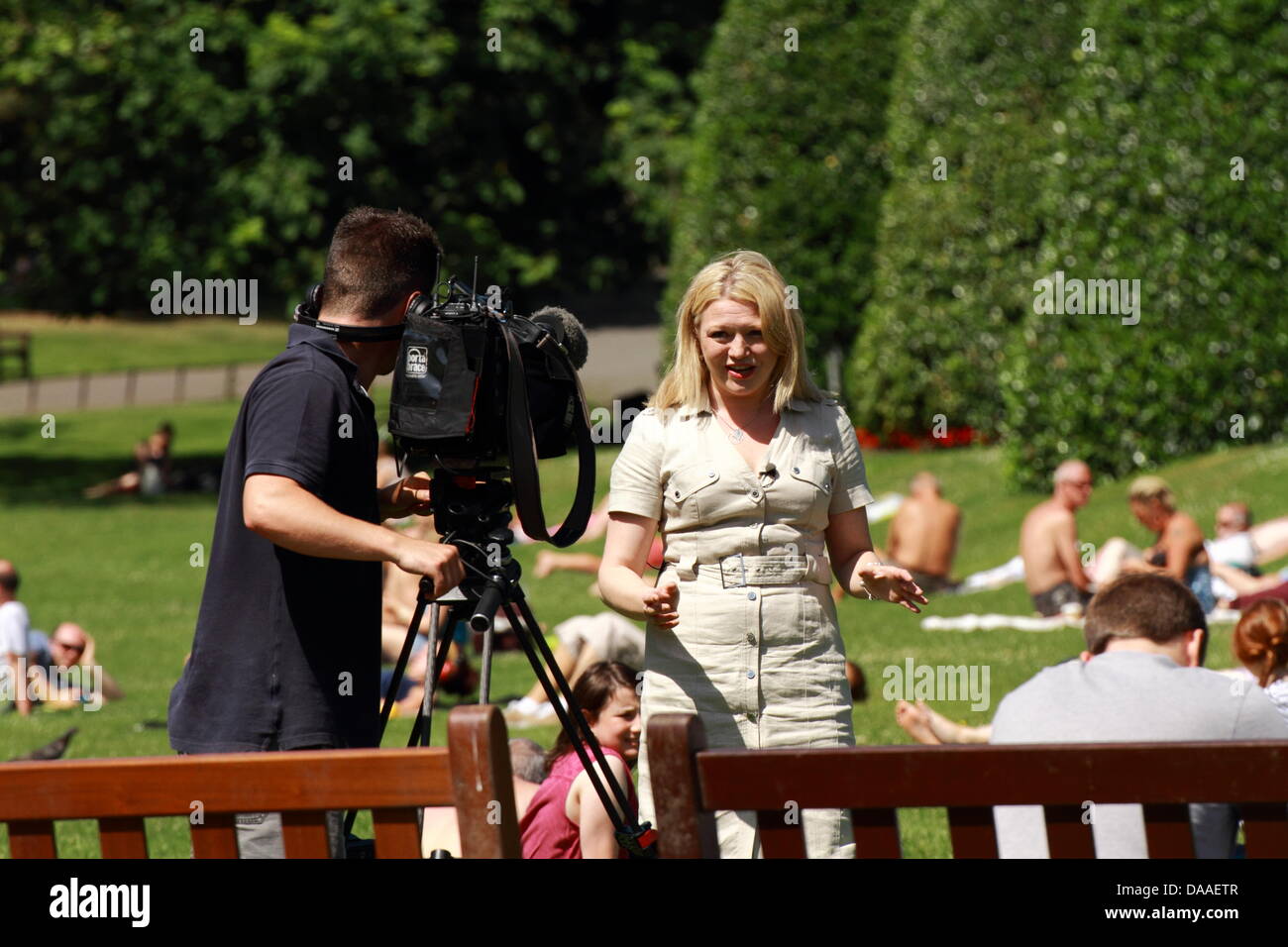 Catriona Renton filmare un rapporto di notizie per la BBC Botanic Gardens, Glasgow, Scotland, Regno Unito Foto Stock