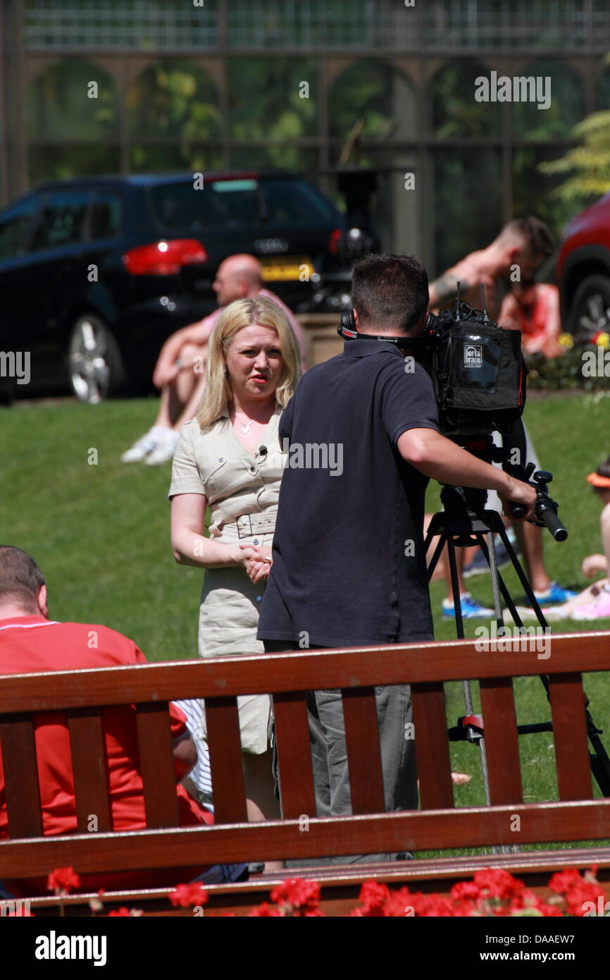 Catriona Renton filmare un rapporto di notizie per la BBC Botanic Gardens, Glasgow, Scotland, Regno Unito Foto Stock