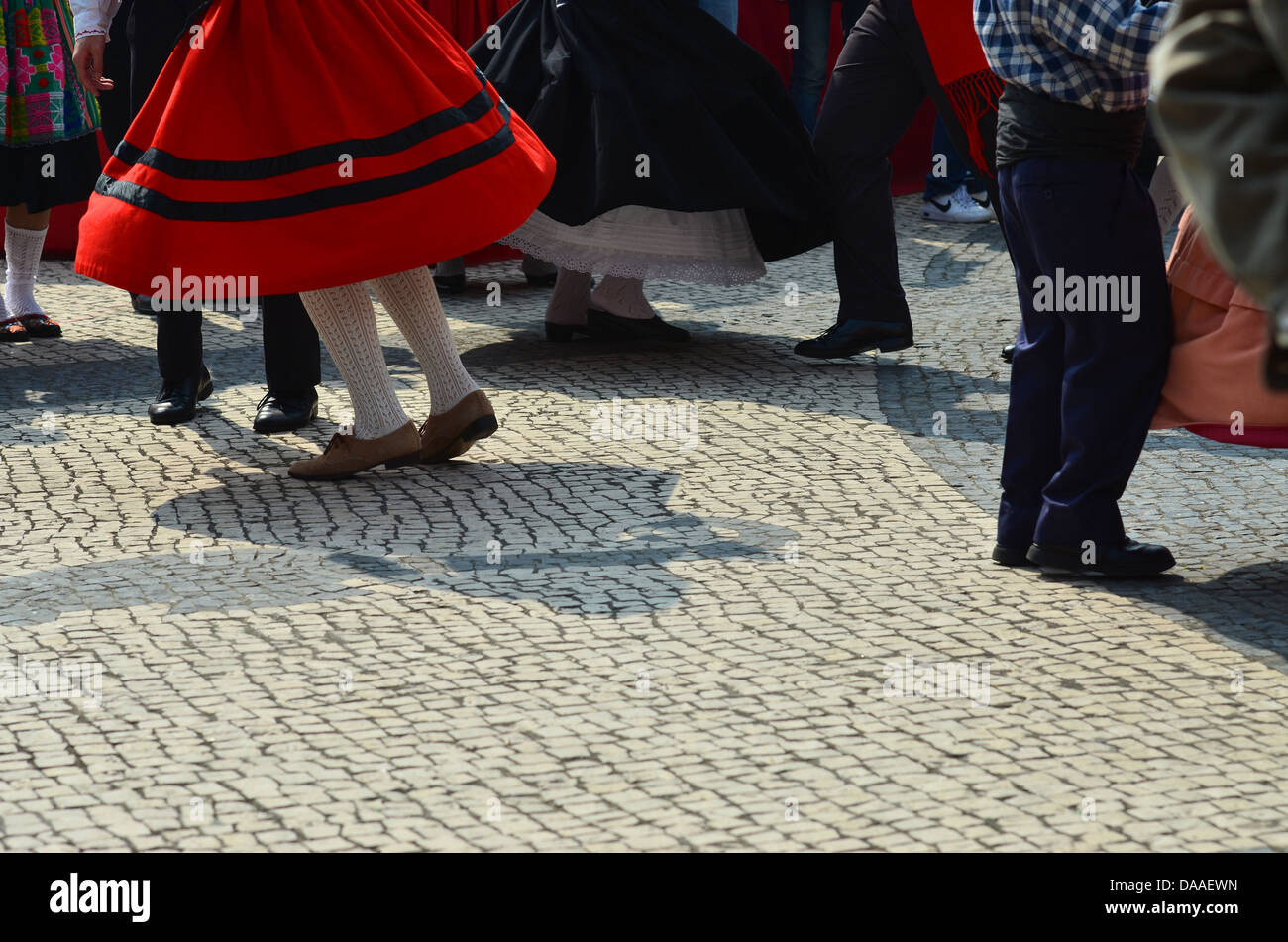 Ballerini in Portoghese tradizionale abito prendere parte in ballo folk a Feira do Carmo piazza del mercato nel vecchio villaggio di Taipa. Foto Stock