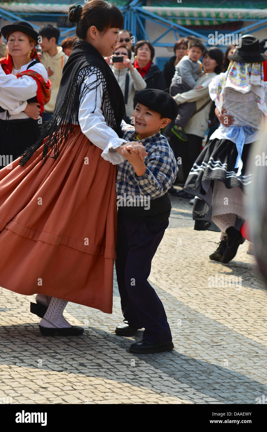 Ballerini in Portoghese tradizionale abito prendere parte in ballo folk a Feira do Carmo piazza del mercato nel vecchio villaggio di Taipa. Foto Stock