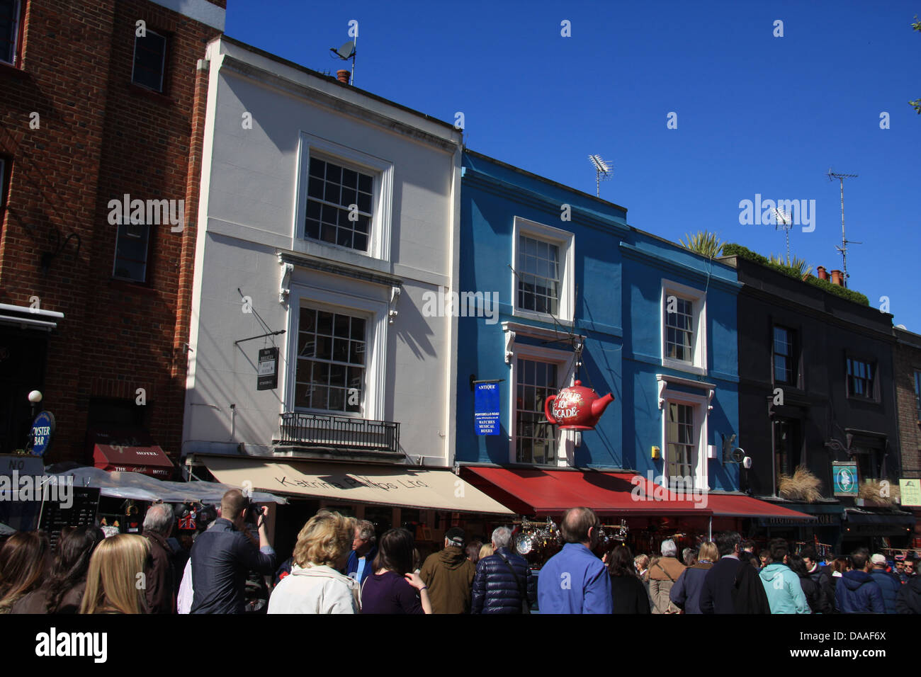 Londra, Inghilterra, Gran Bretagna, UK, Regno Unito, il mercato delle pulci, mercato, persone, turisti, negozi, Portobello Road, Foto Stock